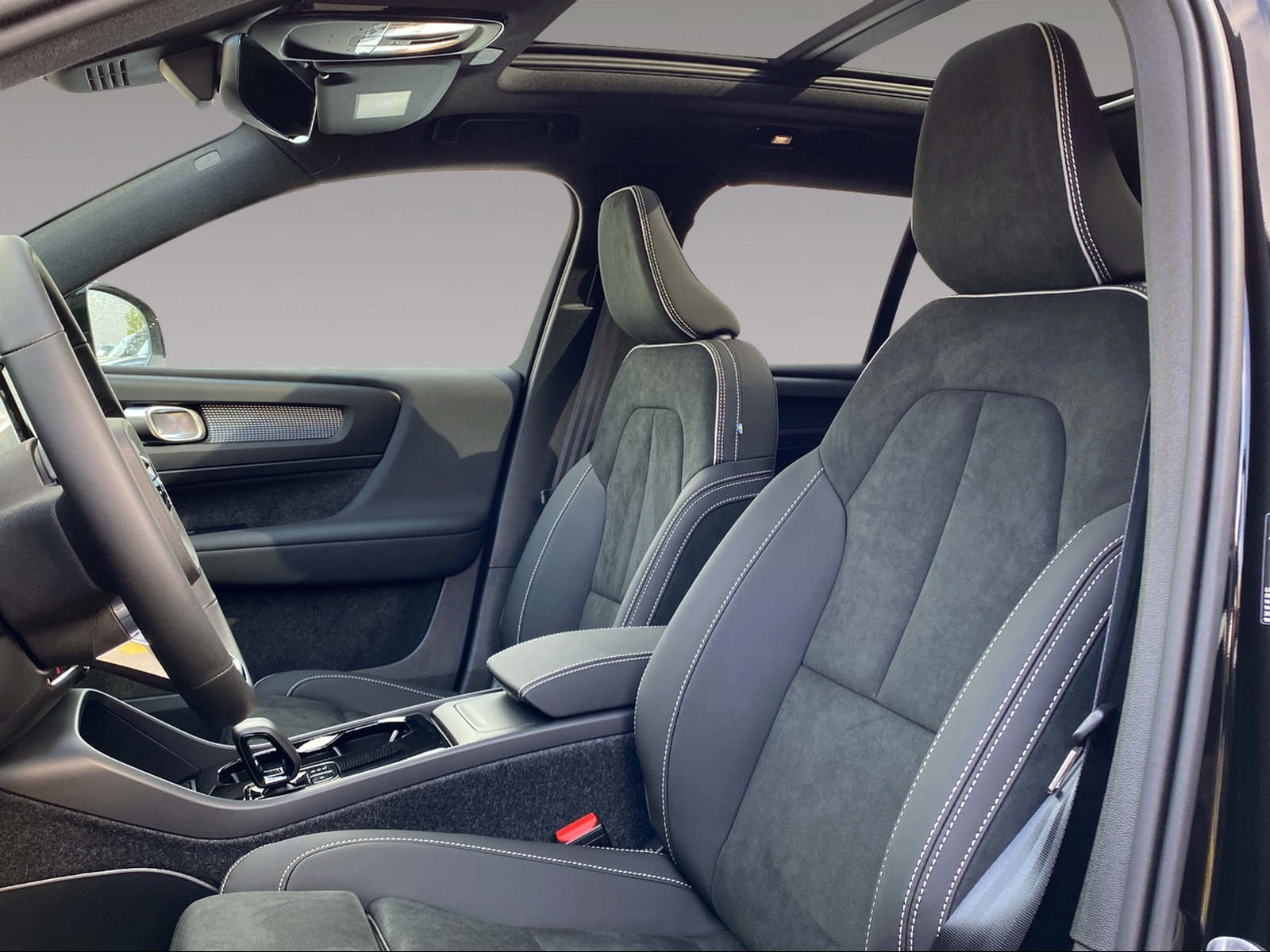 VOLVO EX40 82kWh Twin Motor Performance AWD Black Edition-image-7