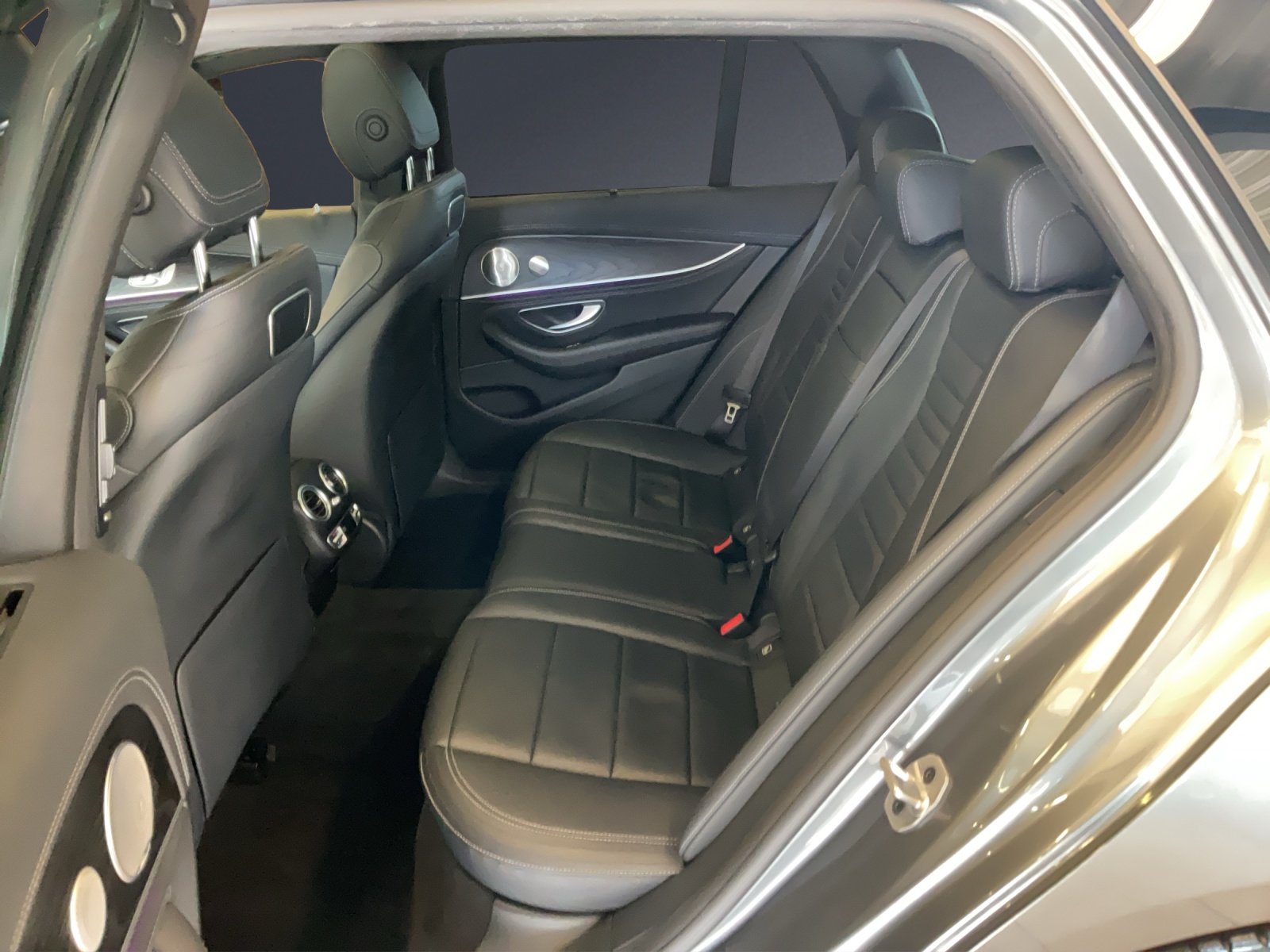 MERCEDES-BENZ E 200 AMG Line 4 Matic-image-9