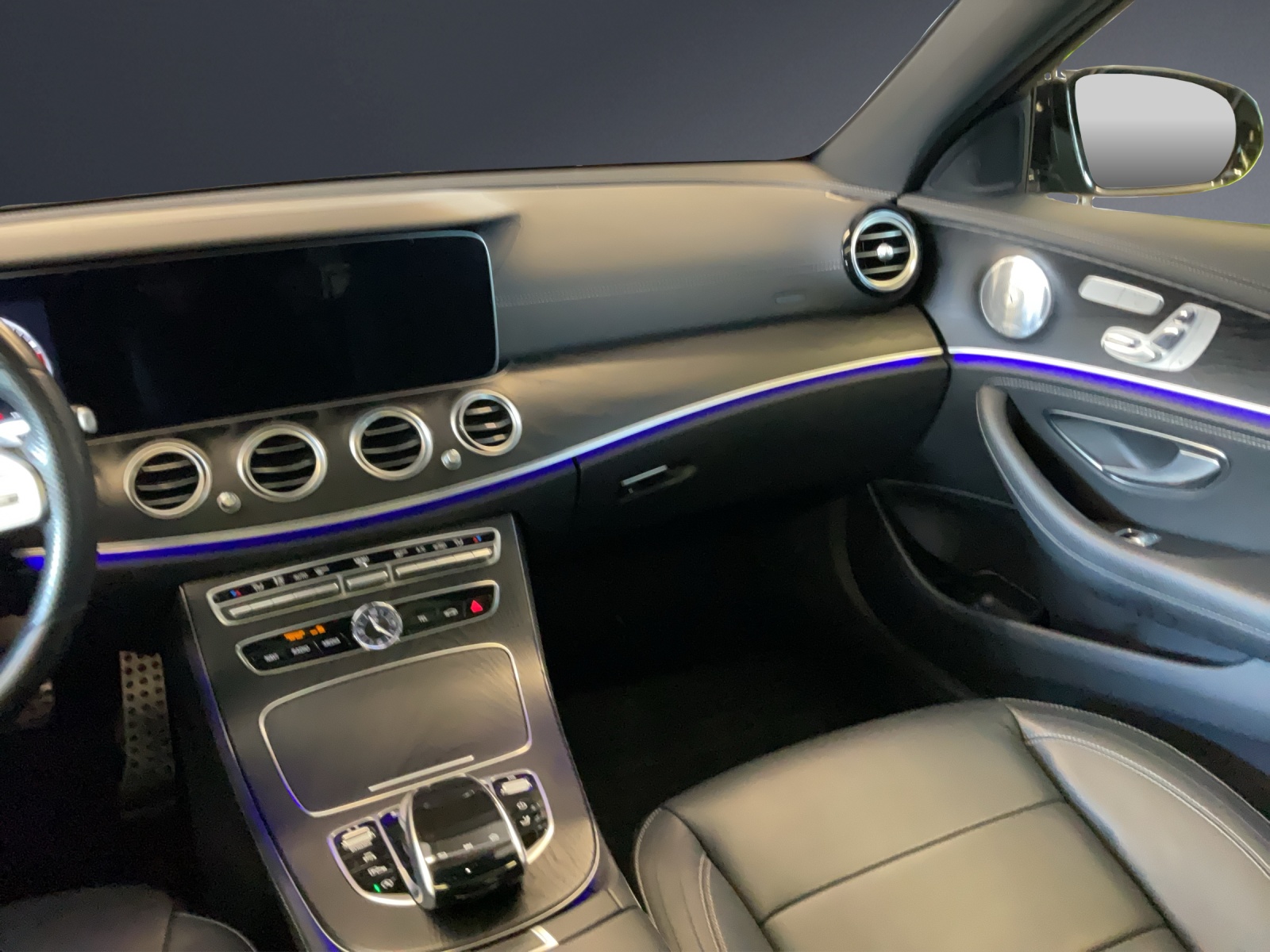 MERCEDES-BENZ E 200 AMG Line 4 Matic-image-8