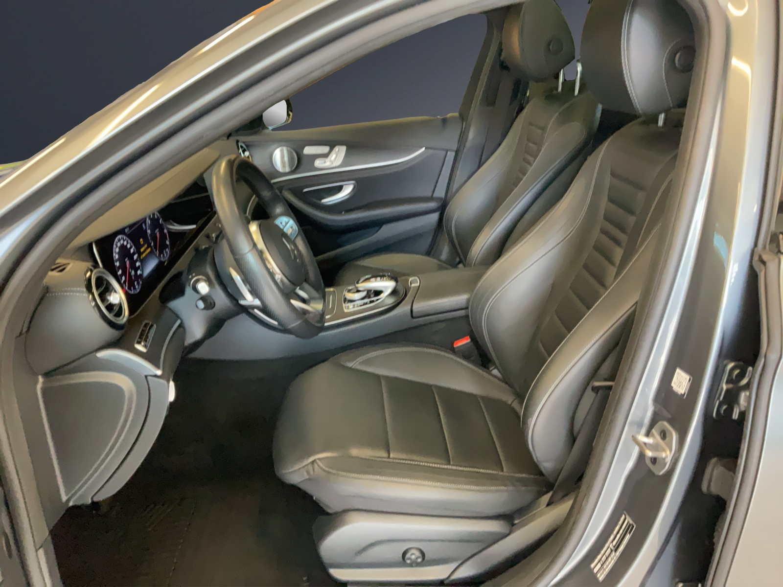 MERCEDES-BENZ E 200 AMG Line 4 Matic-image-5