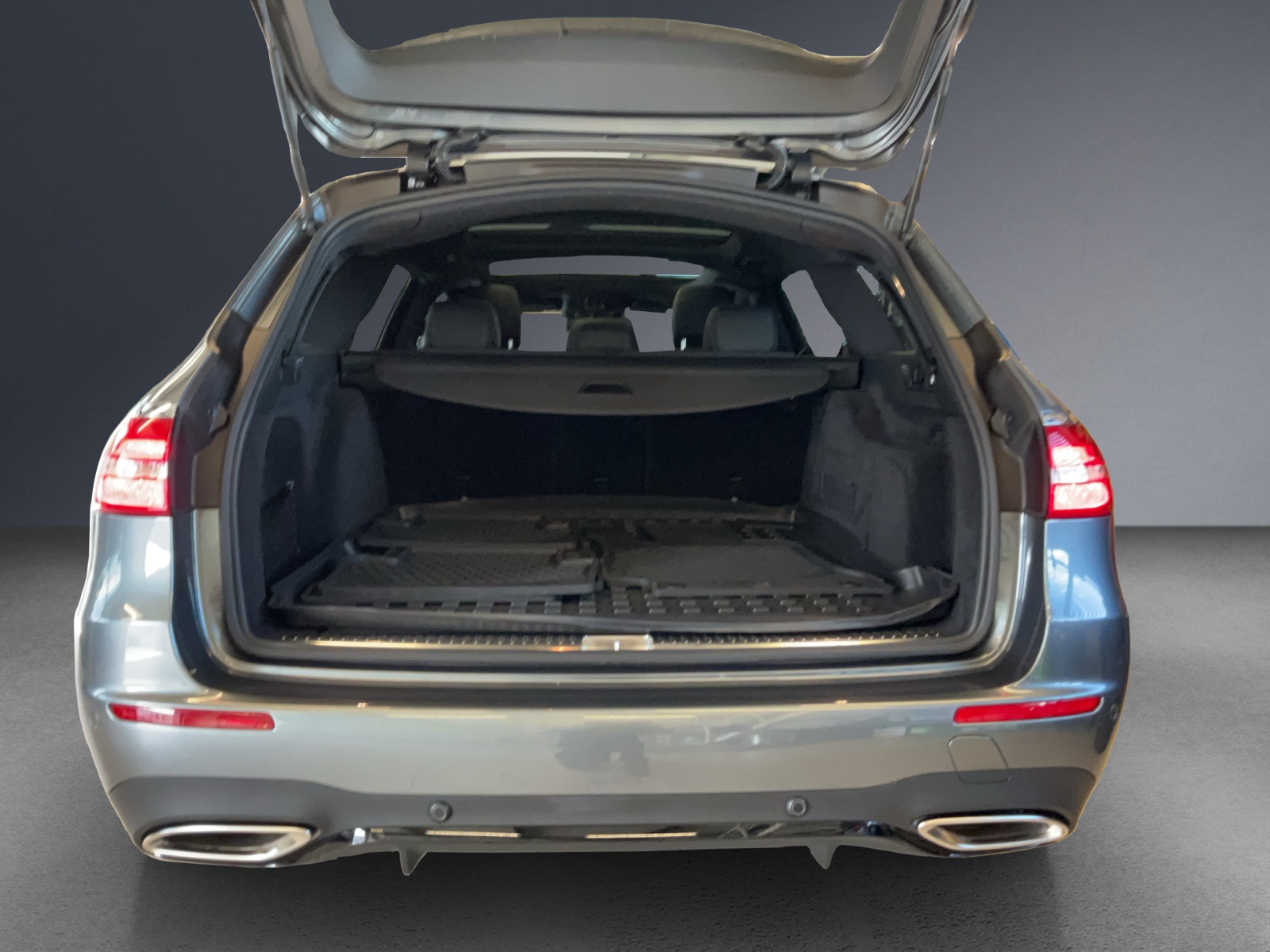 MERCEDES-BENZ E 200 AMG Line 4 Matic-image-11