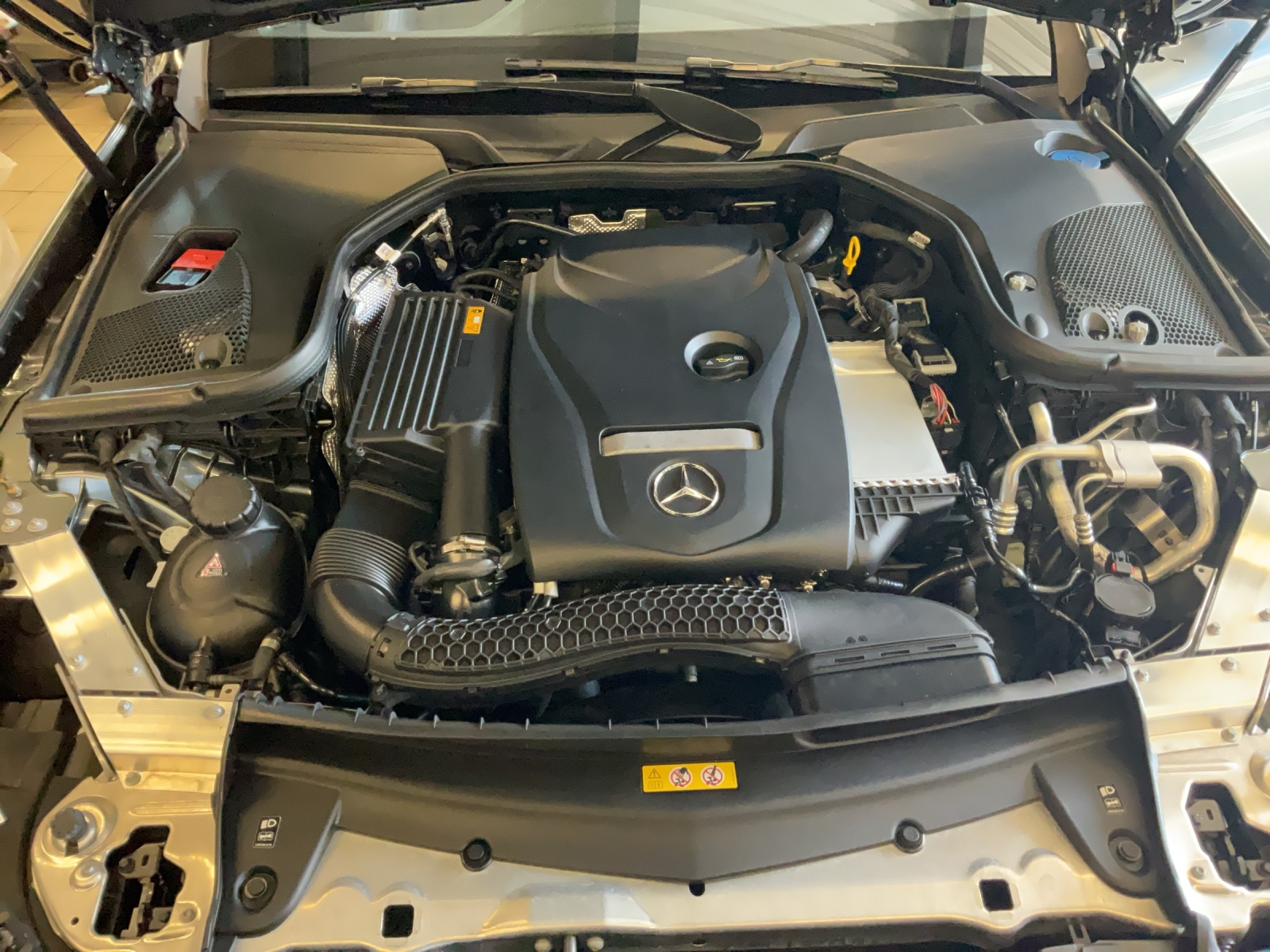 MERCEDES-BENZ E 200 AMG Line 4 Matic-image-12