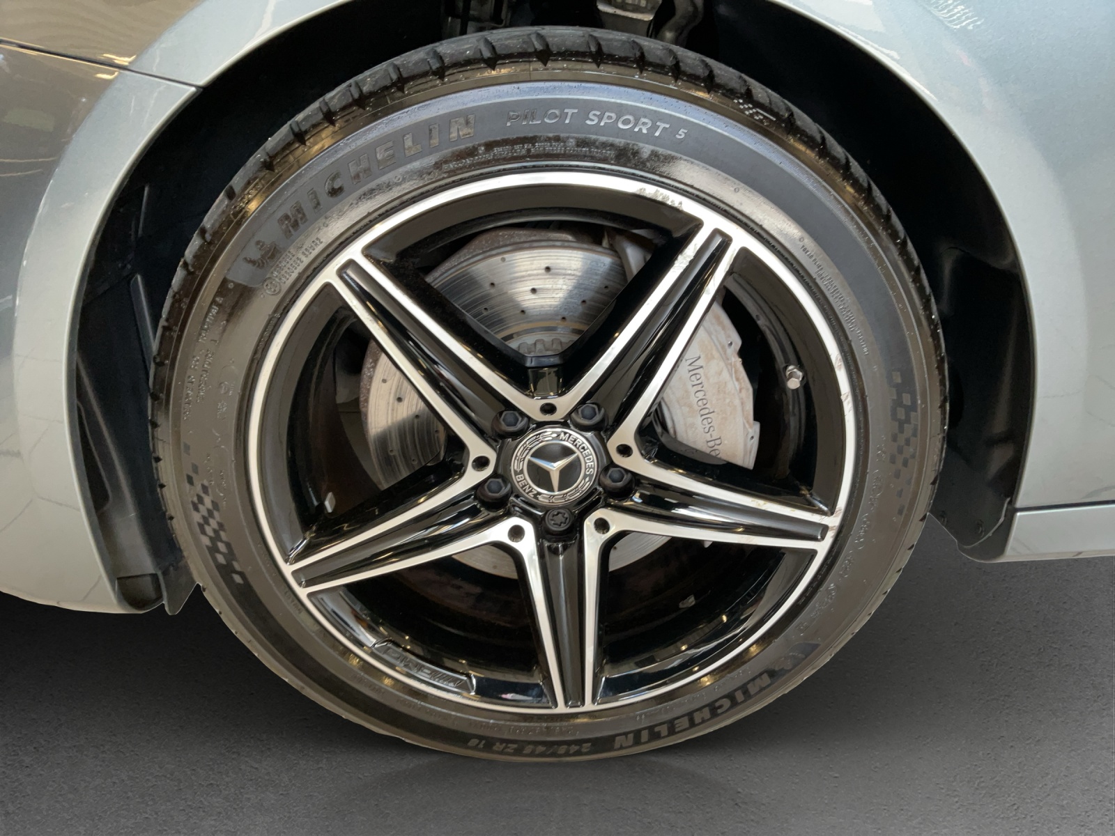 MERCEDES-BENZ E 200 AMG Line 4 Matic-image-13
