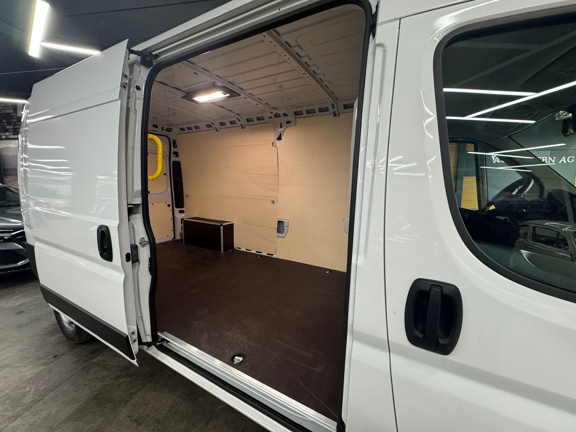PEUGEOT Boxer 2.2 HDI 435 L3H2-image-18
