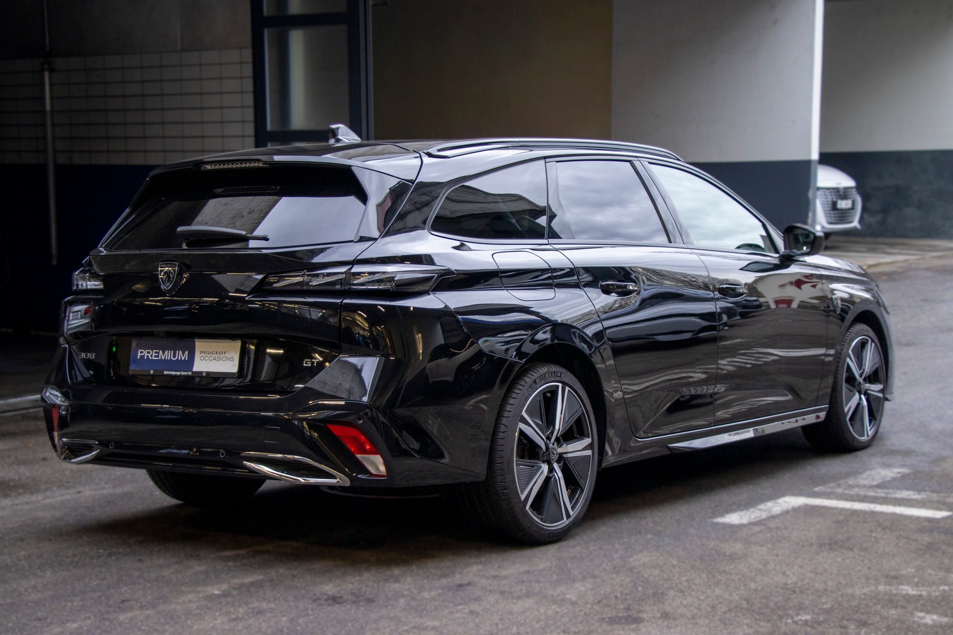 PEUGEOT 308 SW 1.6 PHEV 180 GT-image-2