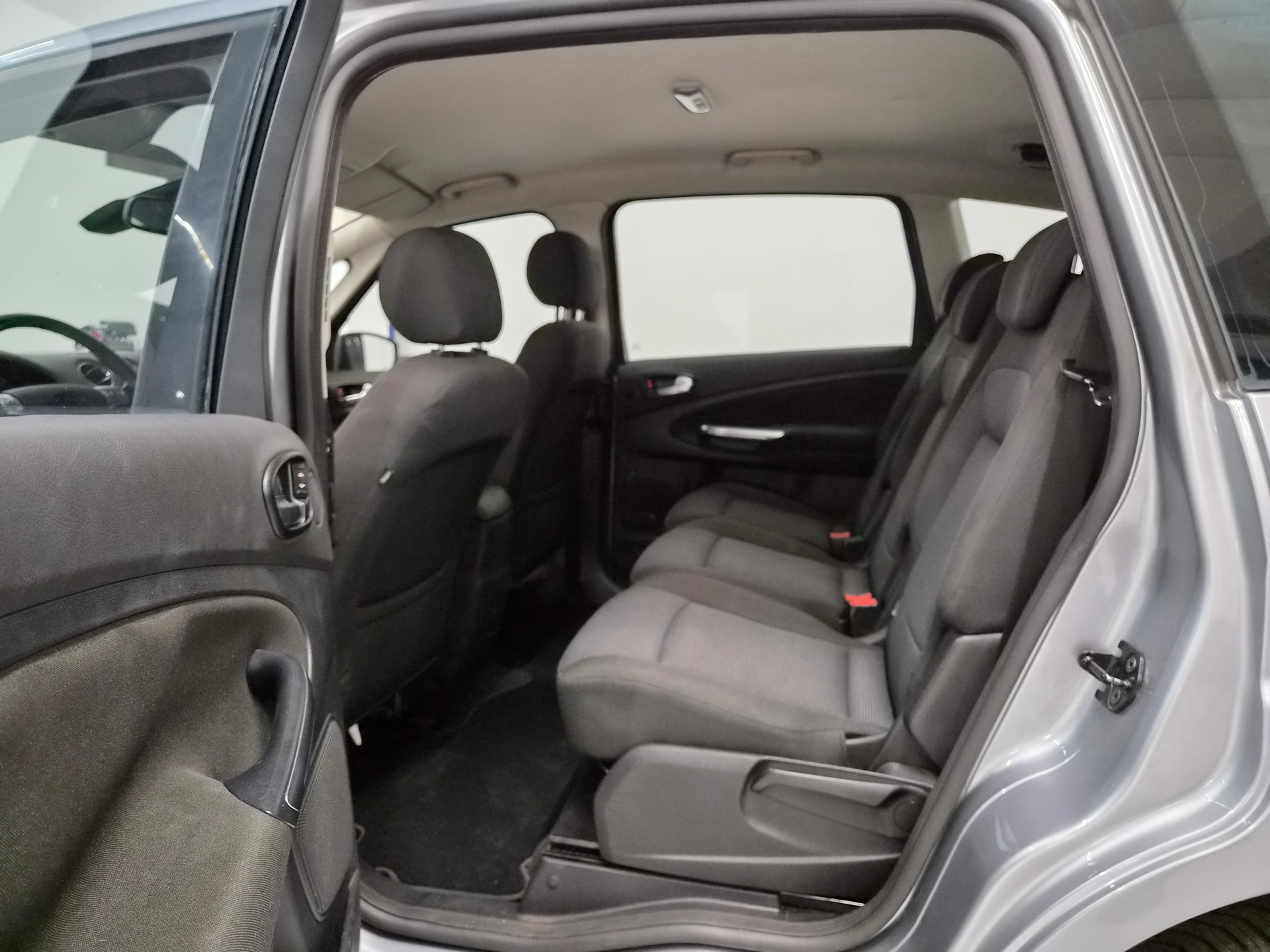 FORD S-Max 2.0 TDCi Ambiente Automatic-image-9