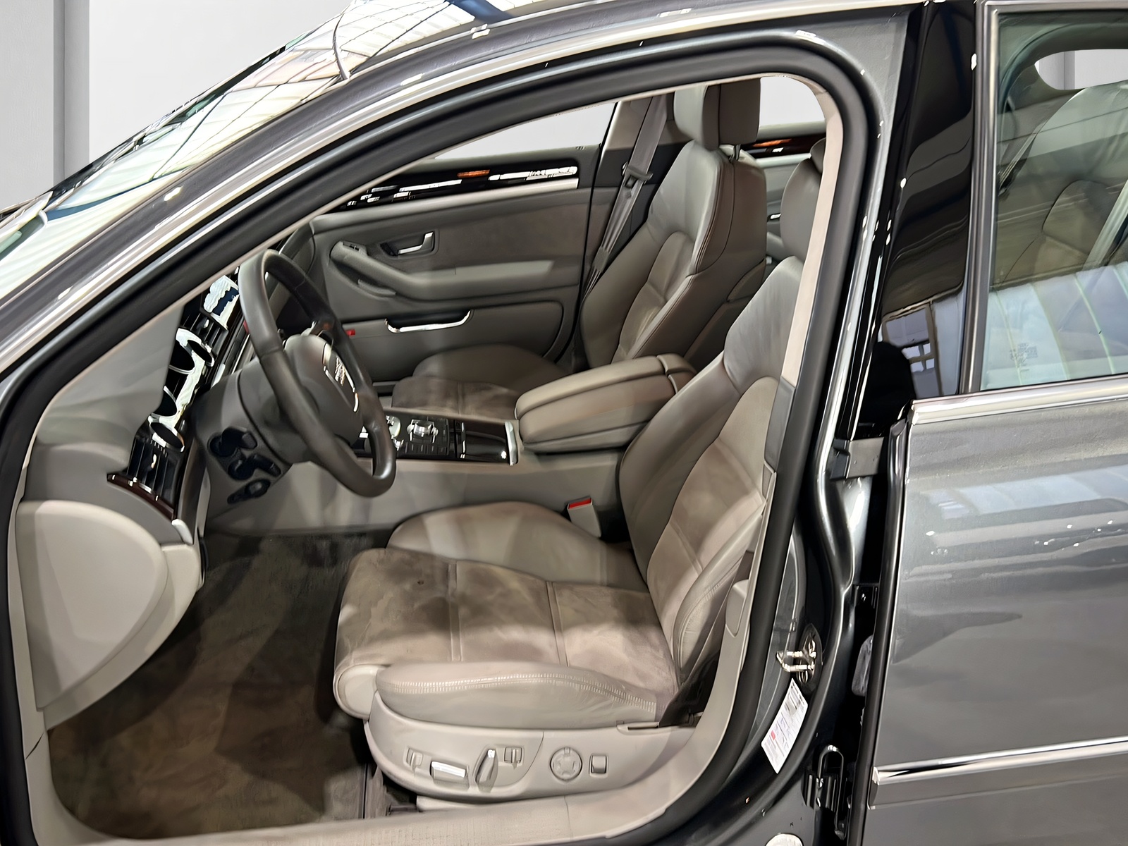 AUDI A8 3.2 FSI quattro**1.Hand,Luftfahrwerk,CH Auslieferung,Frisch ab MFK**-image-7