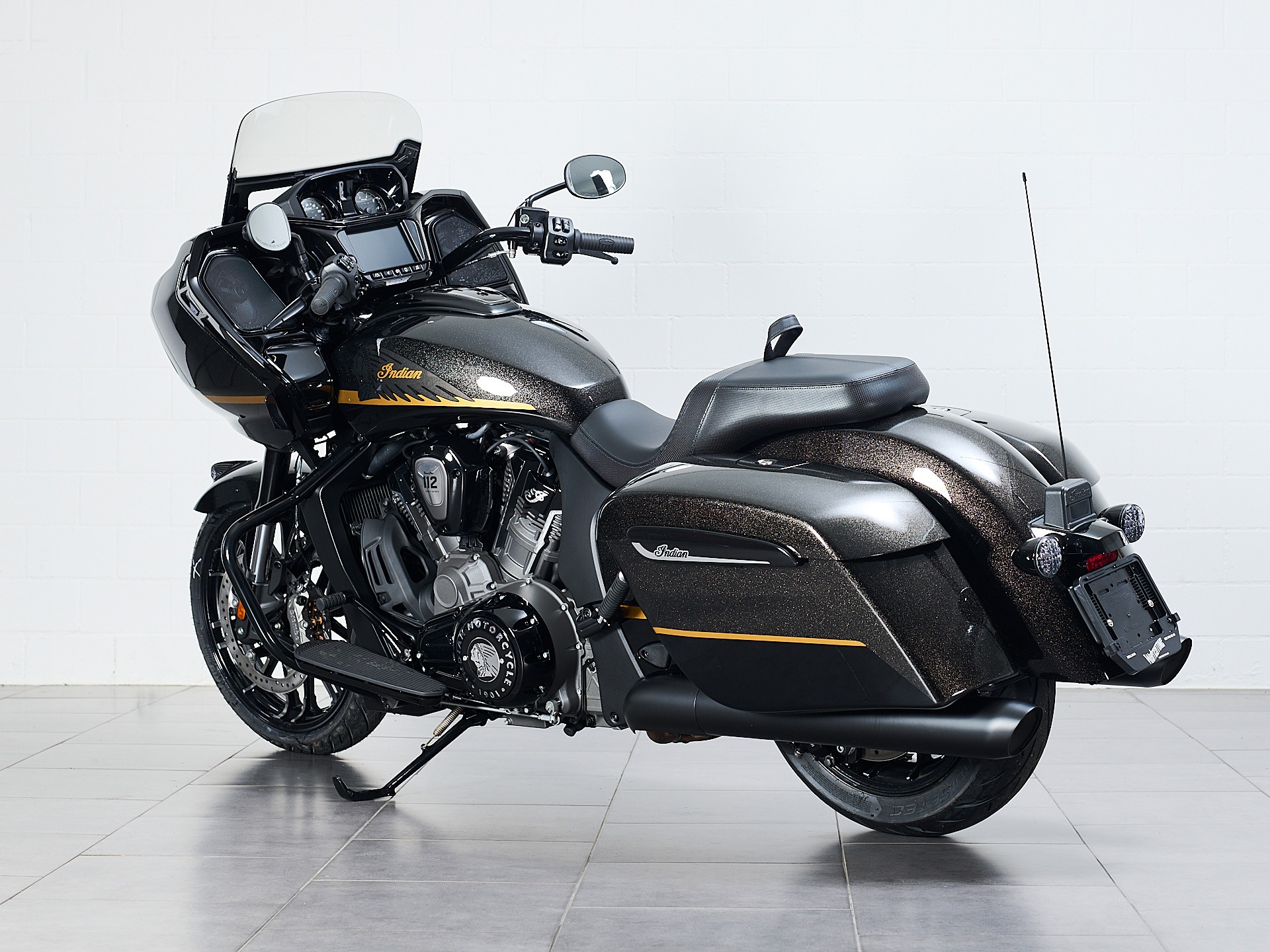 INDIAN Challenger Dark Horse-showroom-element-3