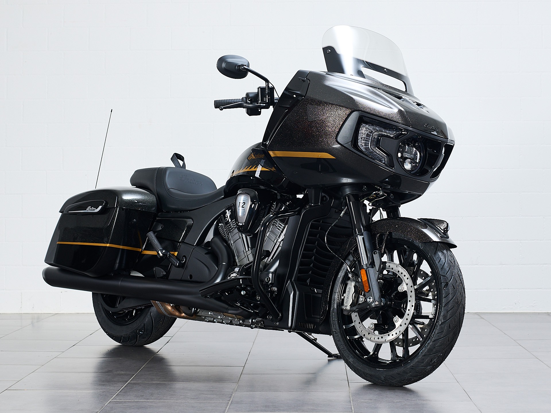 INDIAN Challenger Dark Horse-showroom-element-1