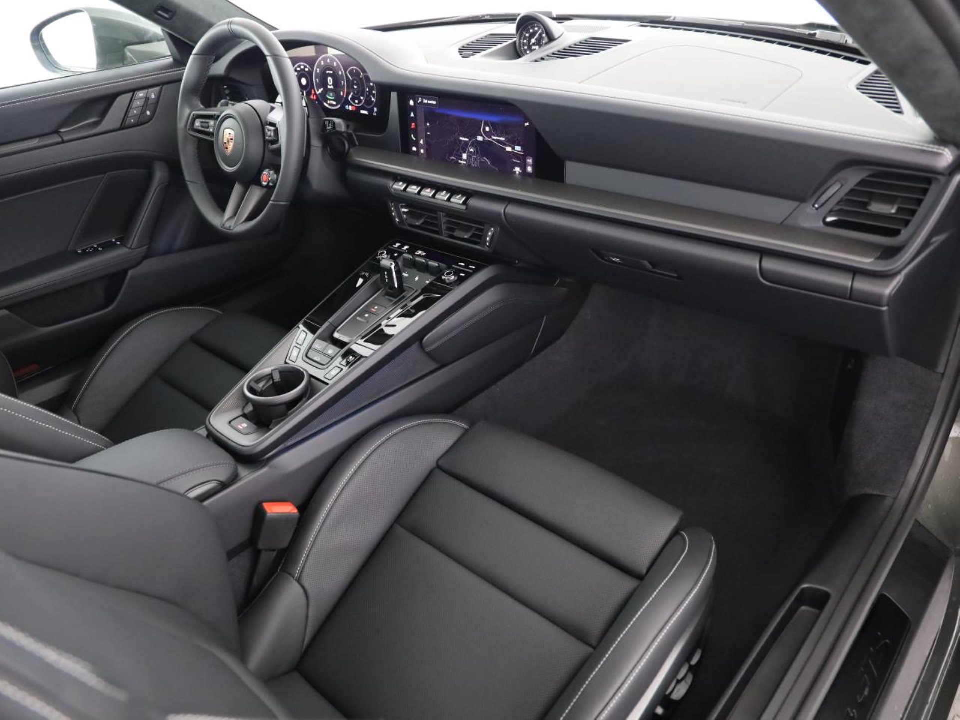 PORSCHE 911 Carrera GTS-image-14