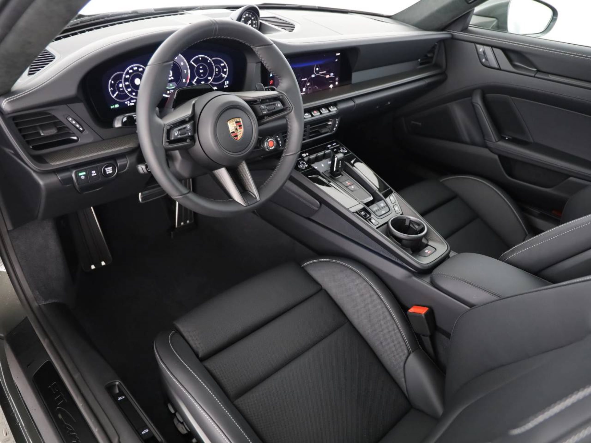 PORSCHE 911 Carrera GTS-image-3