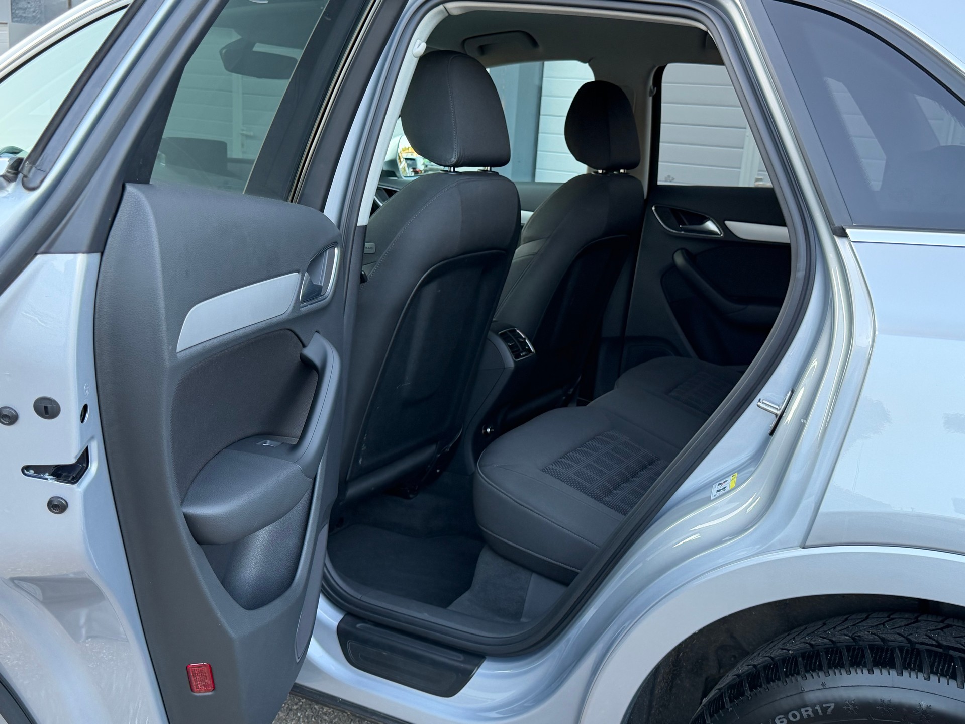 AUDI Q3 2.0 TDI sport quattro S-tronic-image-12