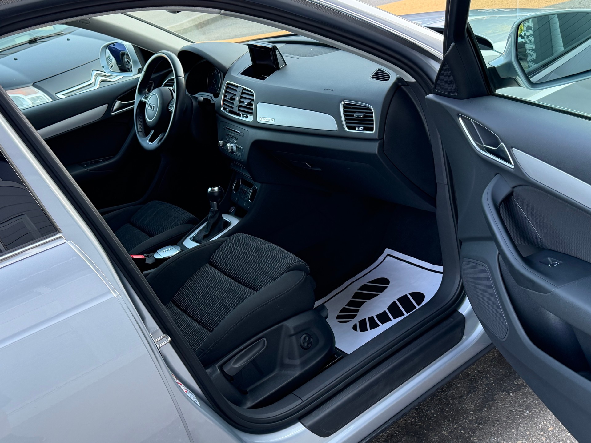 AUDI Q3 2.0 TDI sport quattro S-tronic-image-9