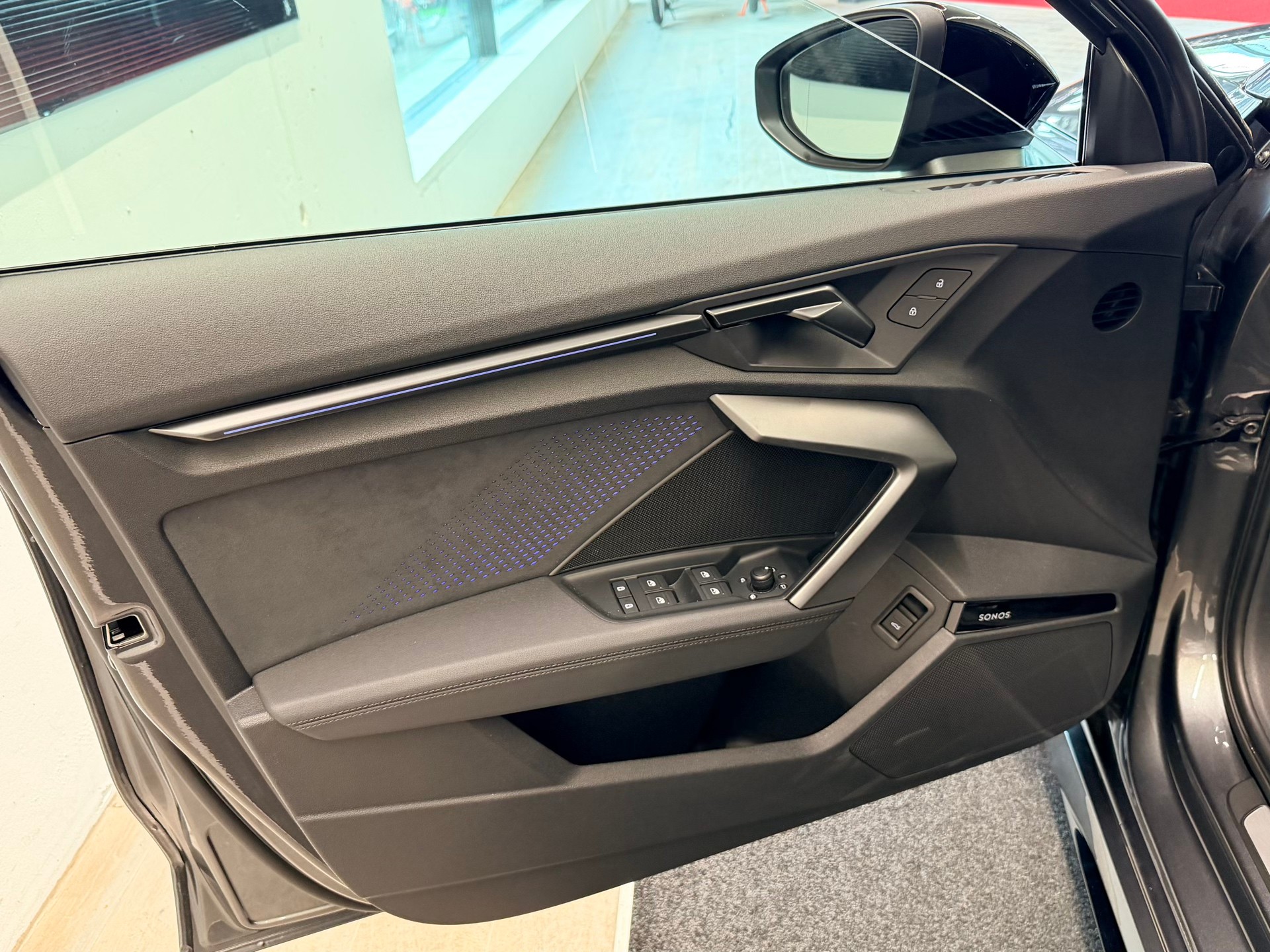 AUDI RS3 Sportback 2.5 TSI quattro S-tronic-image-12