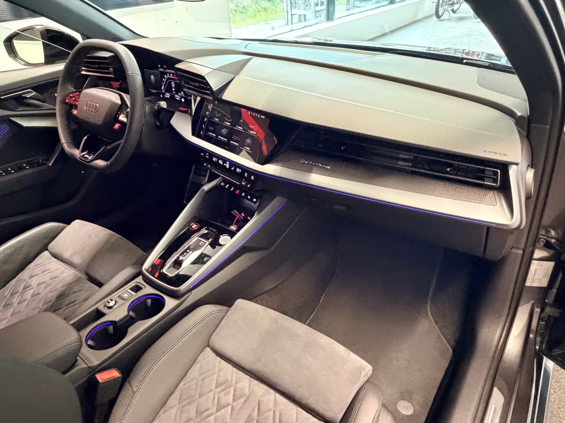 AUDI RS3 Sportback 2.5 TSI quattro S-tronic-image-18