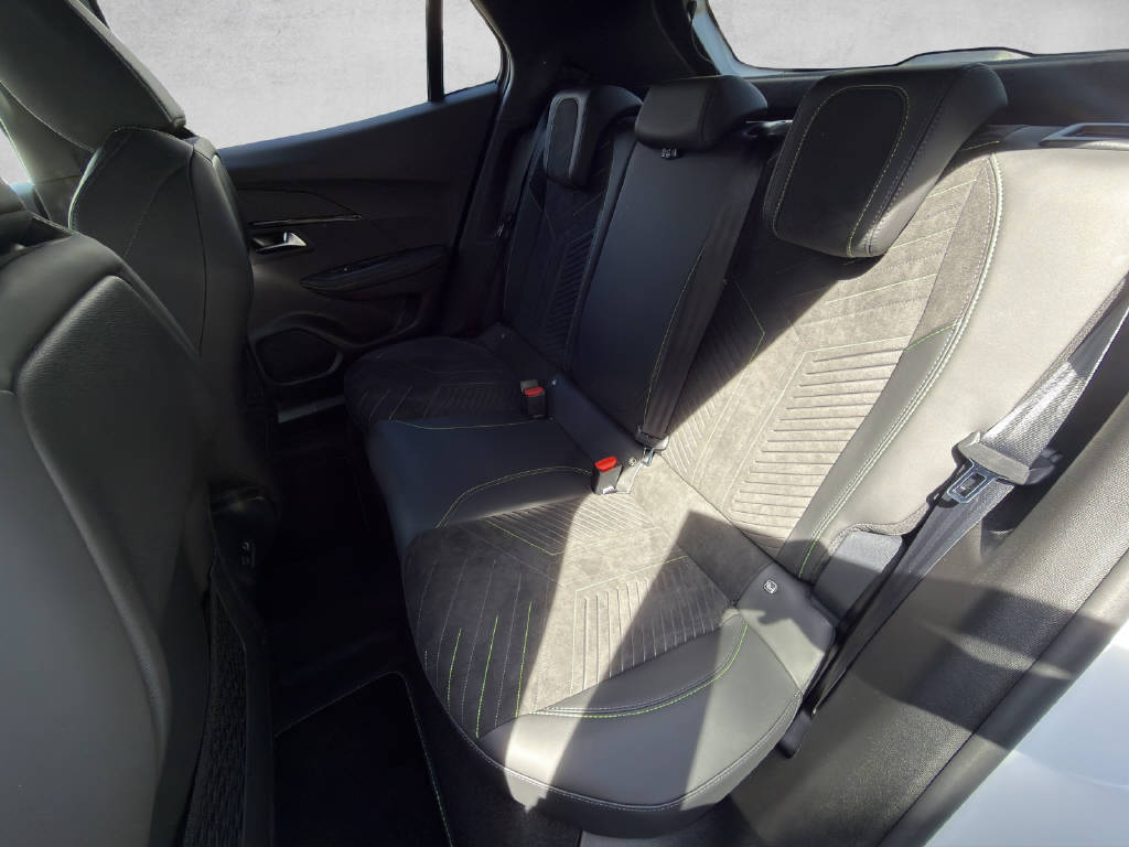 PEUGEOT 2008 1.2 Hybrid 145 GT-image-6