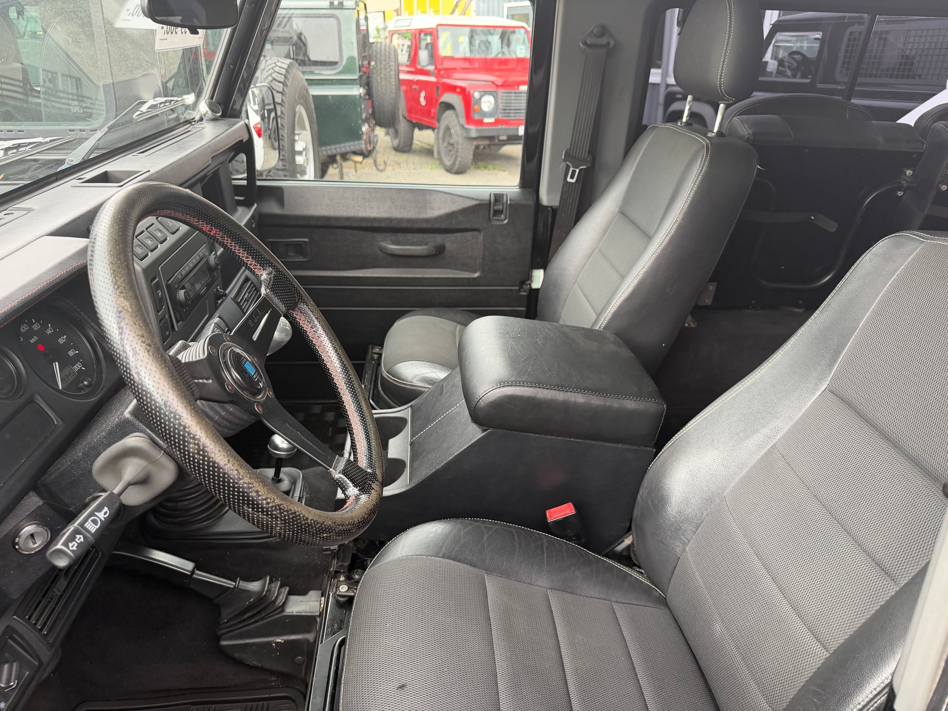 LAND ROVER Defender 90 TD5 *BLACK EDITION*-image-6
