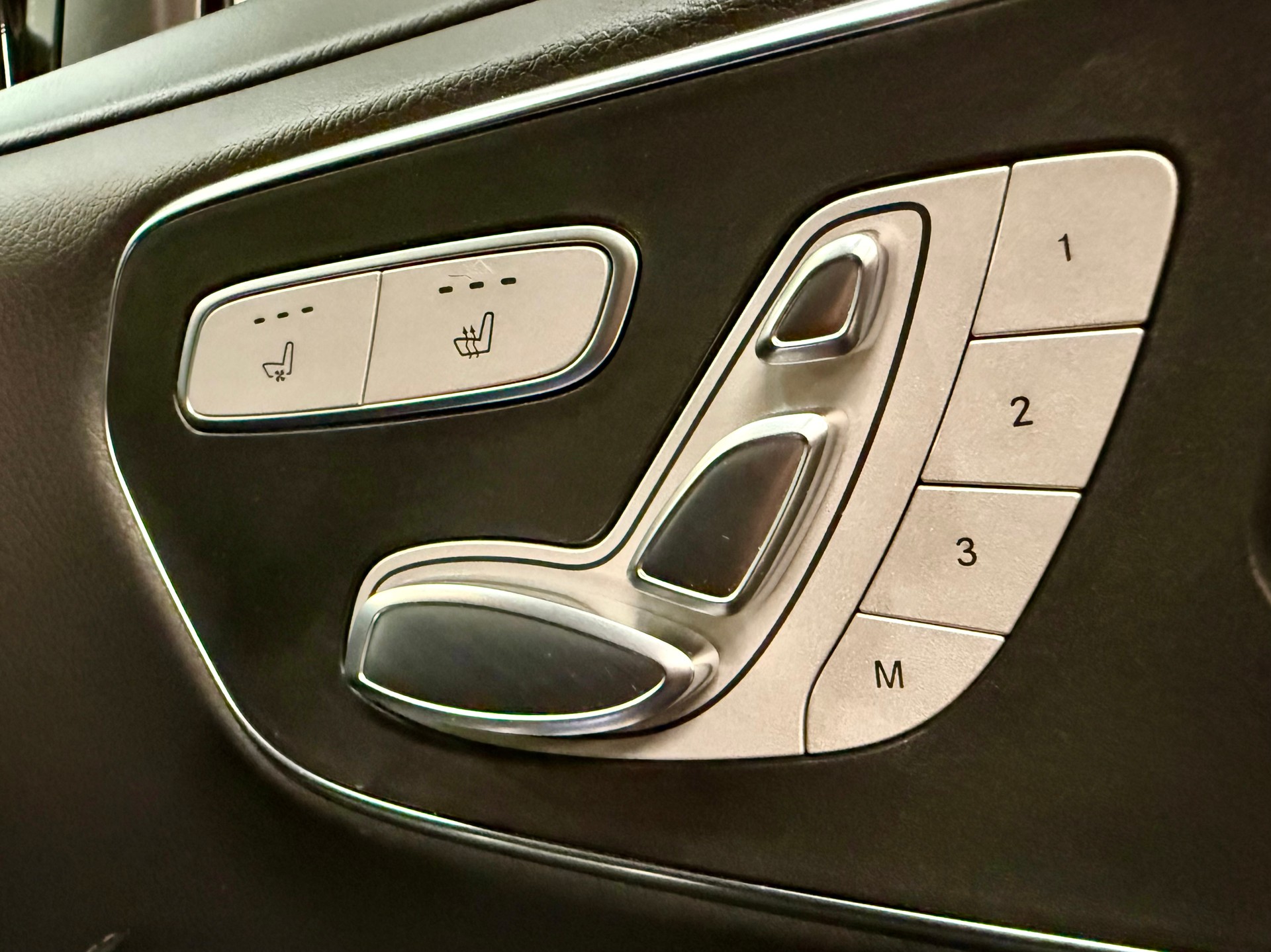 MERCEDES-BENZ V 300 d Swiss Edition Extralong 4Matic 9G-Tronic-image-15