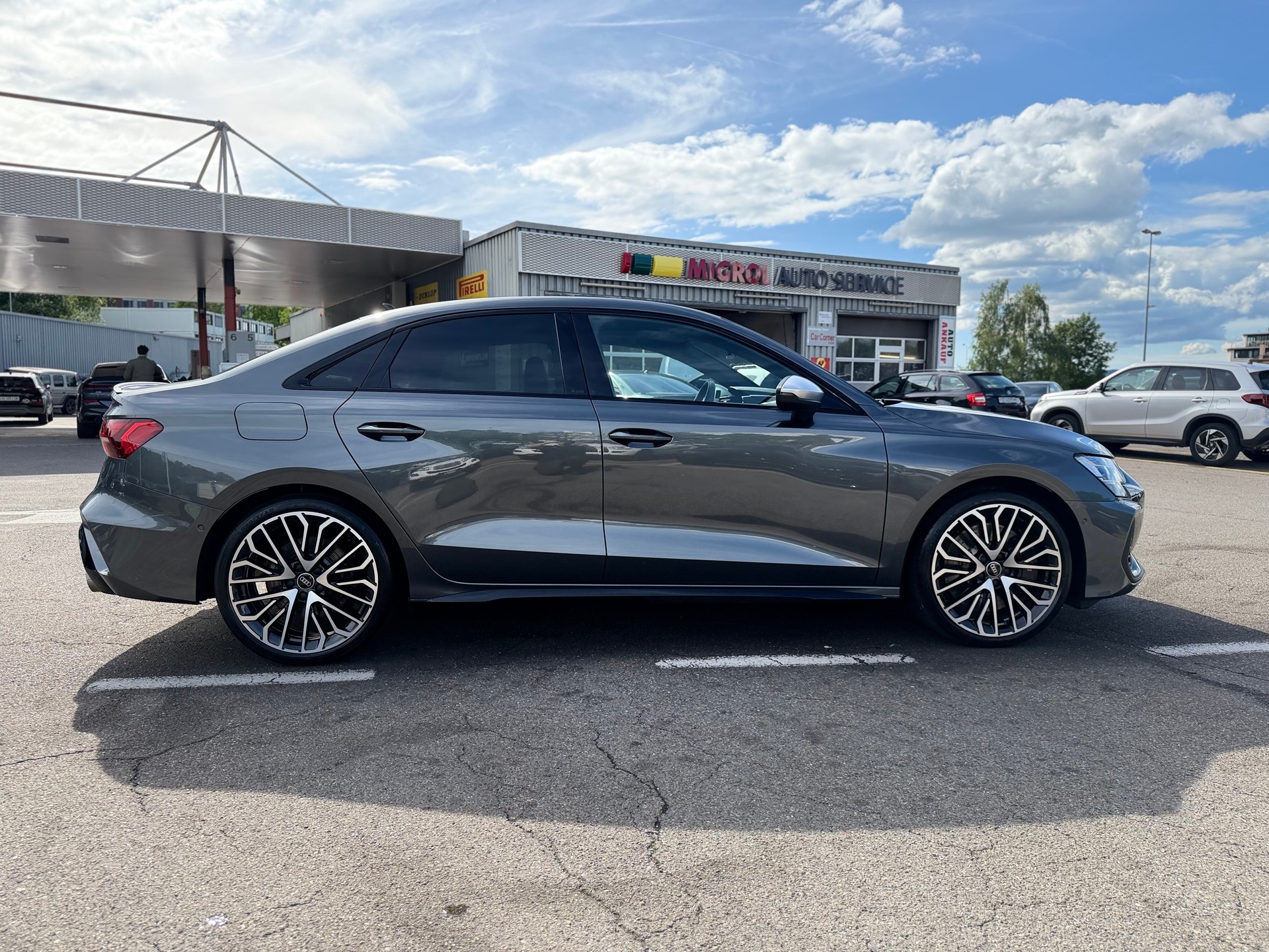 AUDI S3 Limousine TFSI quattro S-tronic ° Vollausstattung ° Akrapovic °-image-11