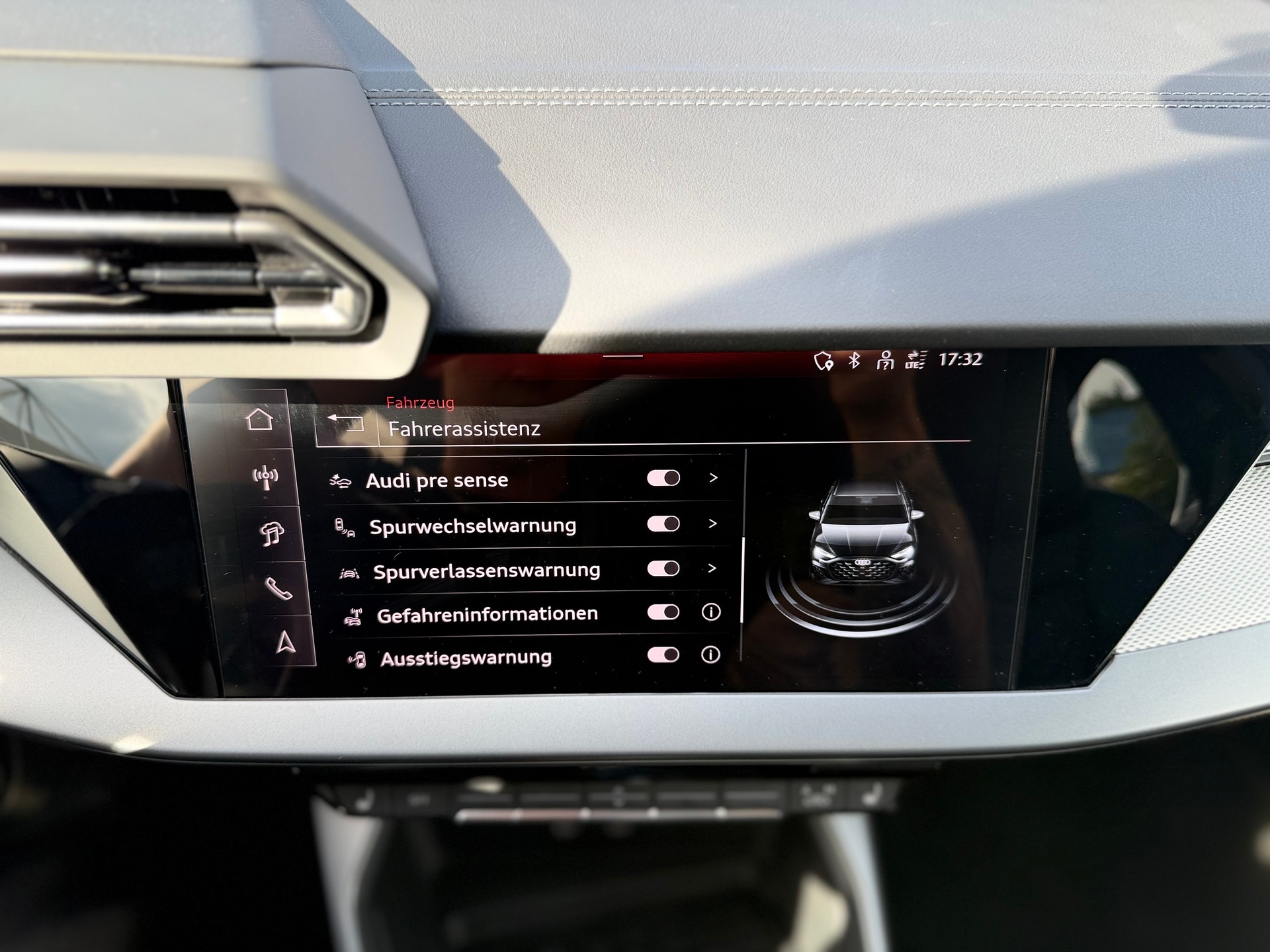AUDI S3 Limousine TFSI quattro S-tronic ° Vollausstattung ° Akrapovic °-image-21