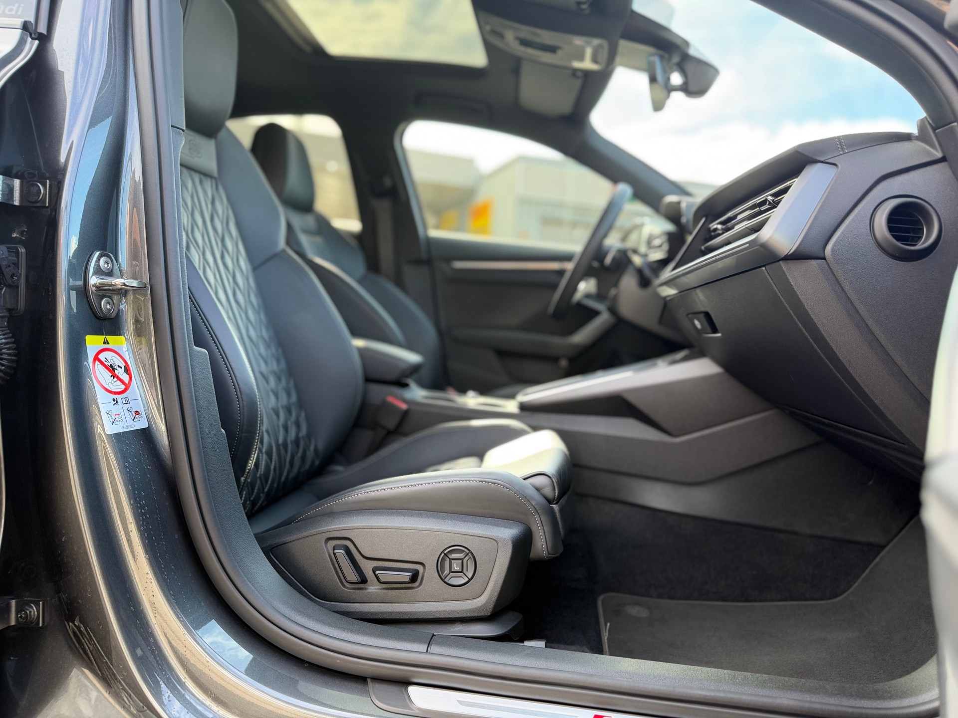 AUDI S3 Limousine TFSI quattro S-tronic ° Vollausstattung ° Akrapovic °-image-13