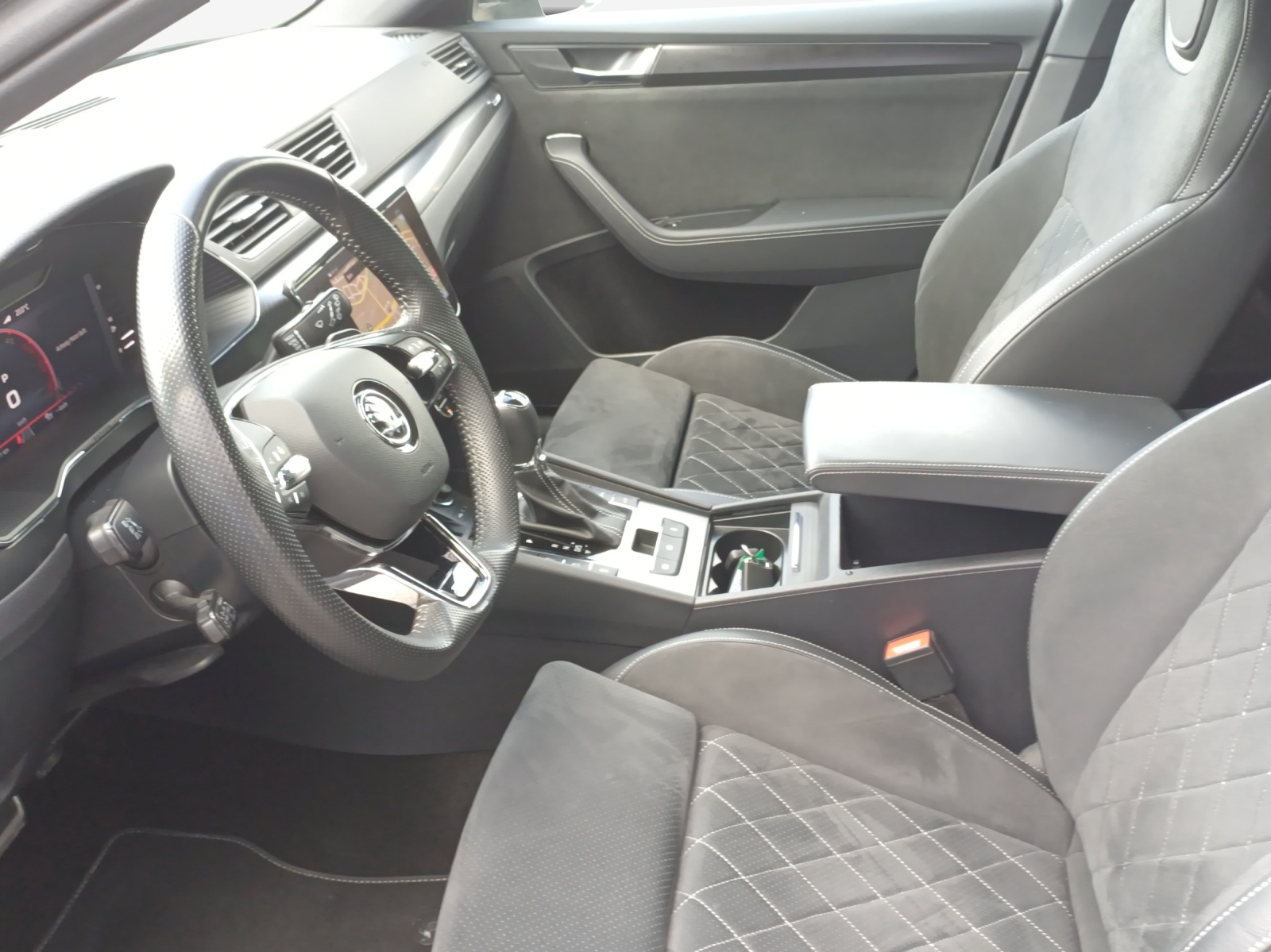SKODA Superb Combi 2.0 TDi SportLine 4x4 DSG-image-7