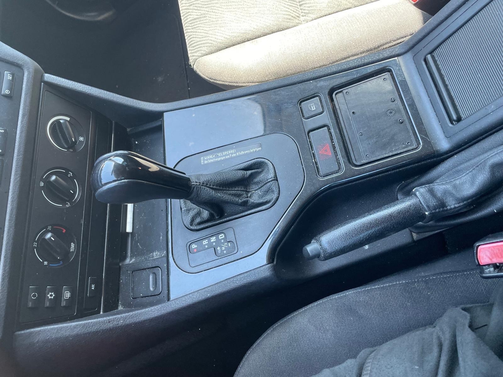 BMW 520i-image-5