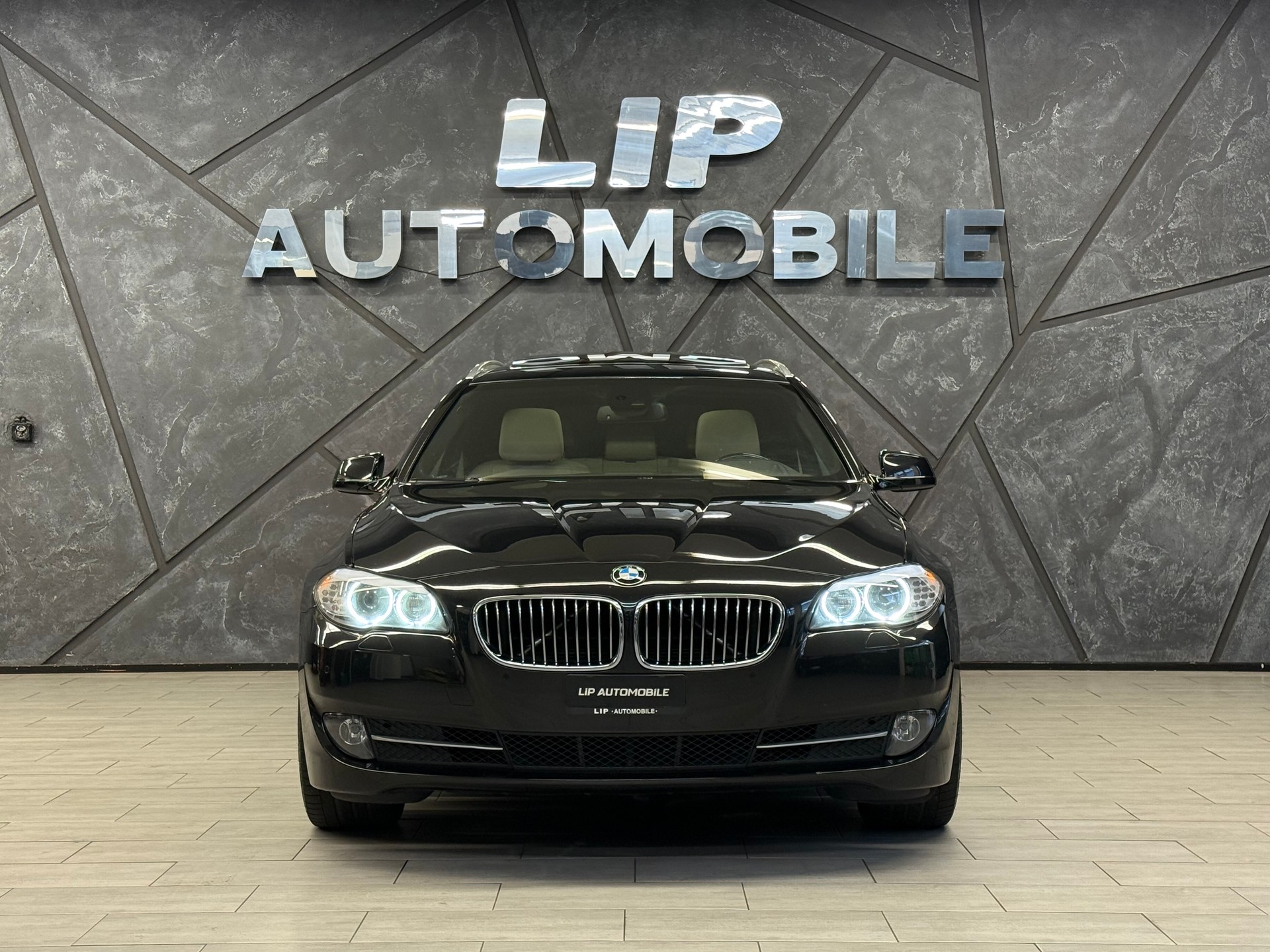 BMW 530i Touring Steptronic-showroom-element-1