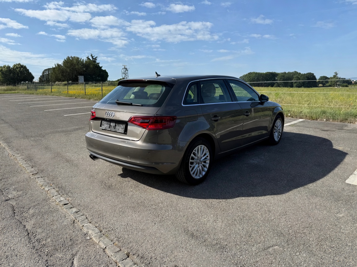 AUDI A3 Sportback 1.8 TFSI Ambiente quattro S-tronic-image-5