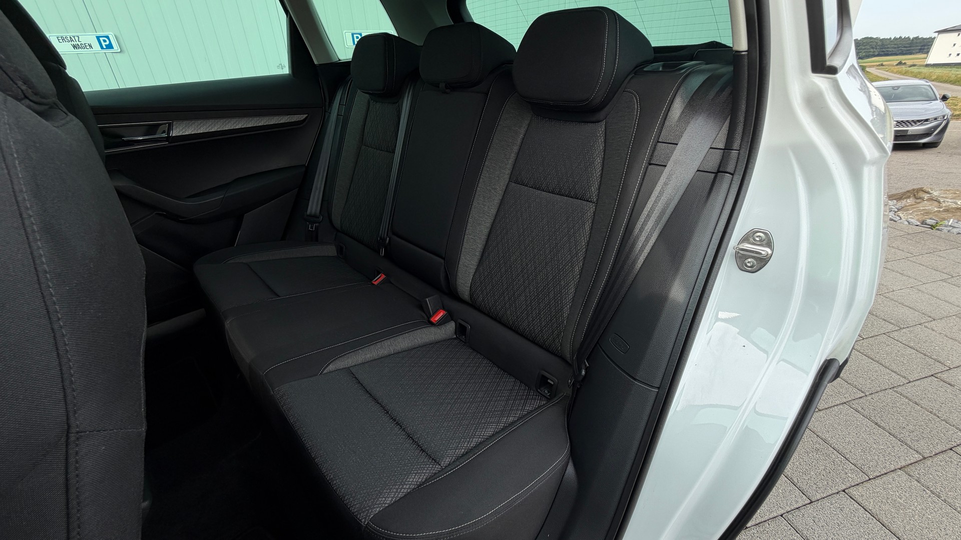 SKODA Karoq 2.0 TDI CR Style 4x4 DSG * Anhängerkuplung * Werksgarantie * 8-Fach mit Alufelgen *-image-24