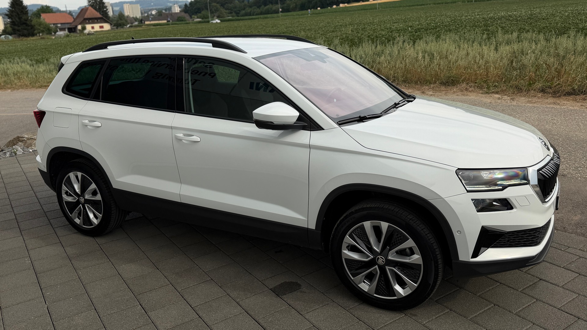 SKODA Karoq 2.0 TDI CR Style 4x4 DSG * Anhängerkuplung * Werksgarantie * 8-Fach mit Alufelgen *-image-3