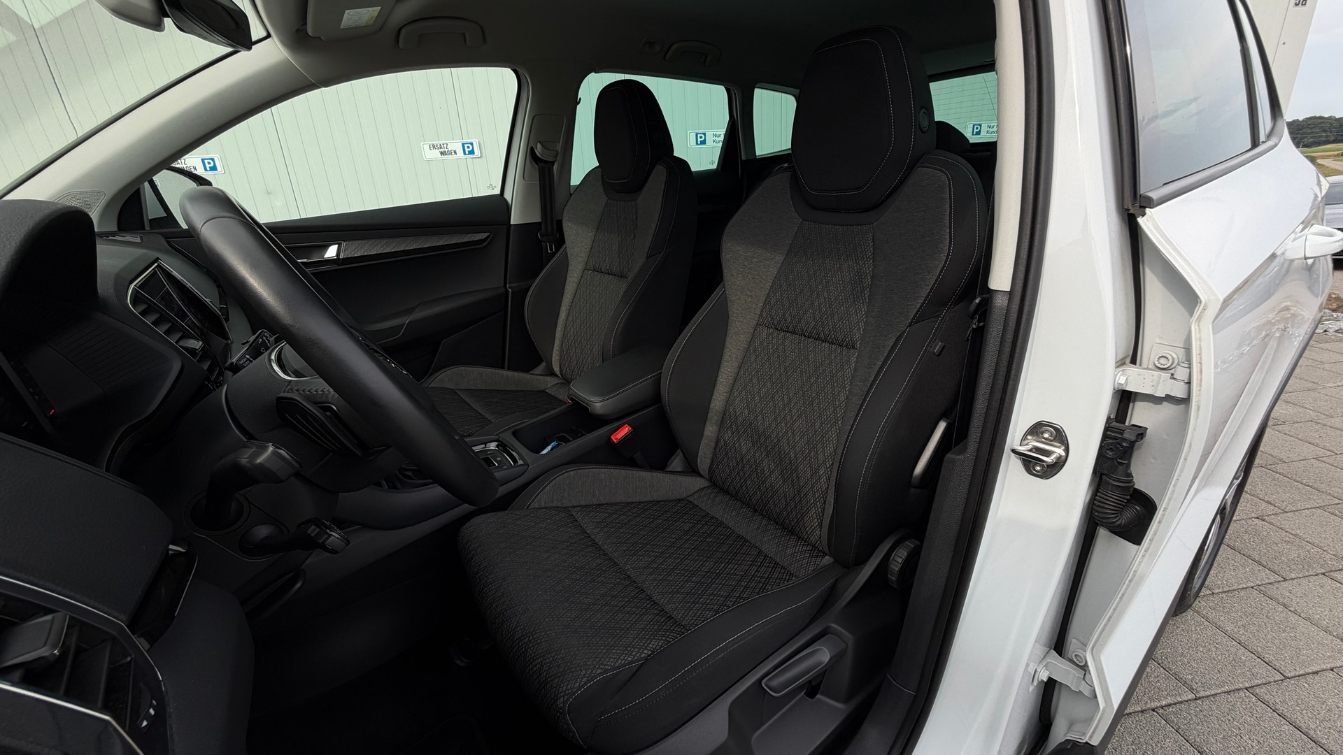 SKODA Karoq 2.0 TDI CR Style 4x4 DSG * Anhängerkuplung * Werksgarantie * 8-Fach mit Alufelgen *-image-12