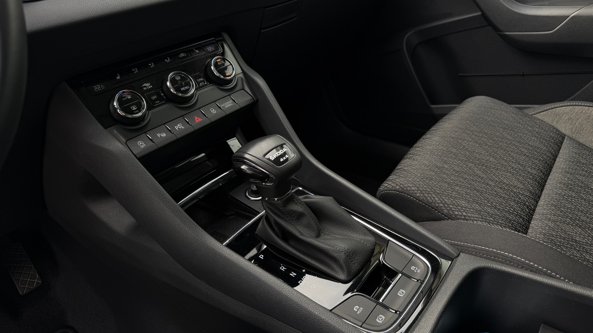 SKODA Karoq 2.0 TDI CR Style 4x4 DSG * Anhängerkuplung * Werksgarantie * 8-Fach mit Alufelgen *-image-13