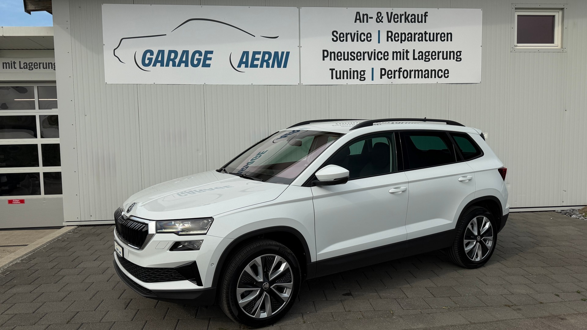 SKODA Karoq 2.0 TDI CR Style 4x4 DSG * Anhängerkuplung * Werksgarantie * 8-Fach mit Alufelgen *-image-0