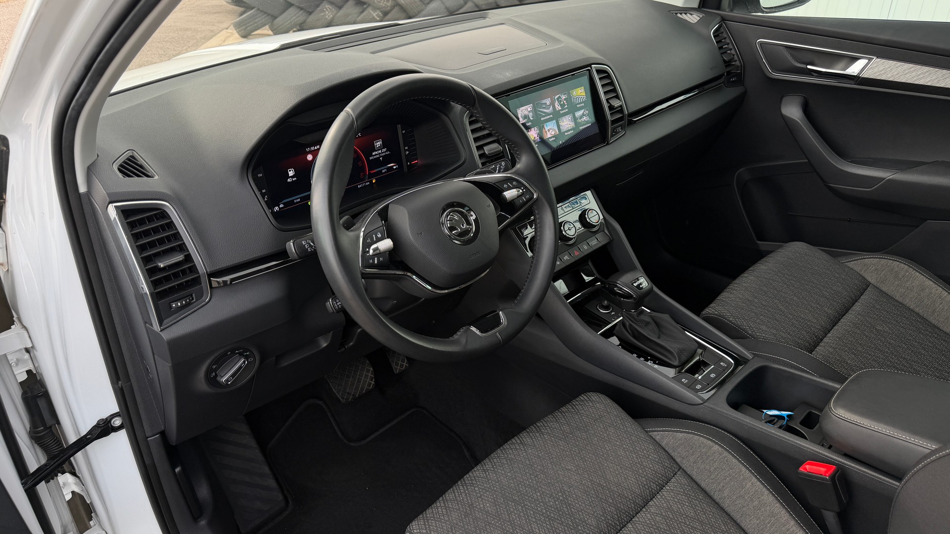 SKODA Karoq 2.0 TDI CR Style 4x4 DSG * Anhängerkuplung * Werksgarantie * 8-Fach mit Alufelgen *-image-11