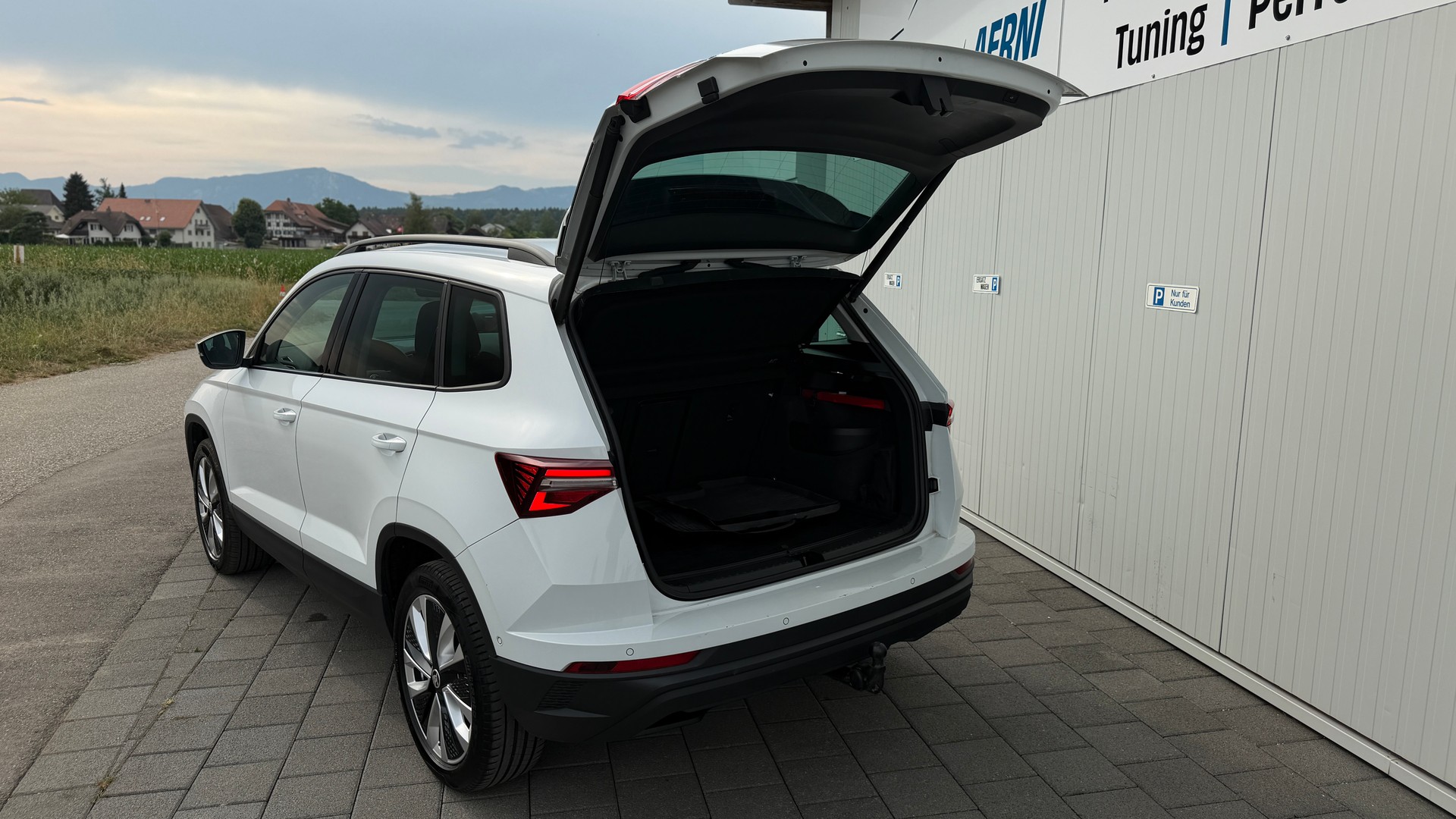 SKODA Karoq 2.0 TDI CR Style 4x4 DSG * Anhängerkuplung * Werksgarantie * 8-Fach mit Alufelgen *-image-7