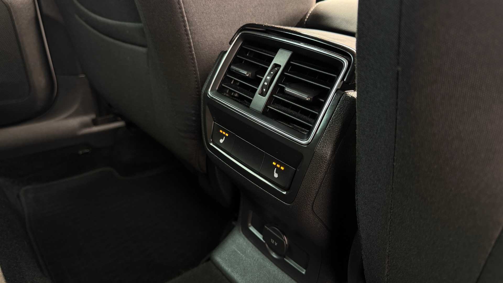 SKODA Karoq 2.0 TDI CR Style 4x4 DSG * Anhängerkuplung * Werksgarantie * 8-Fach mit Alufelgen *-image-25