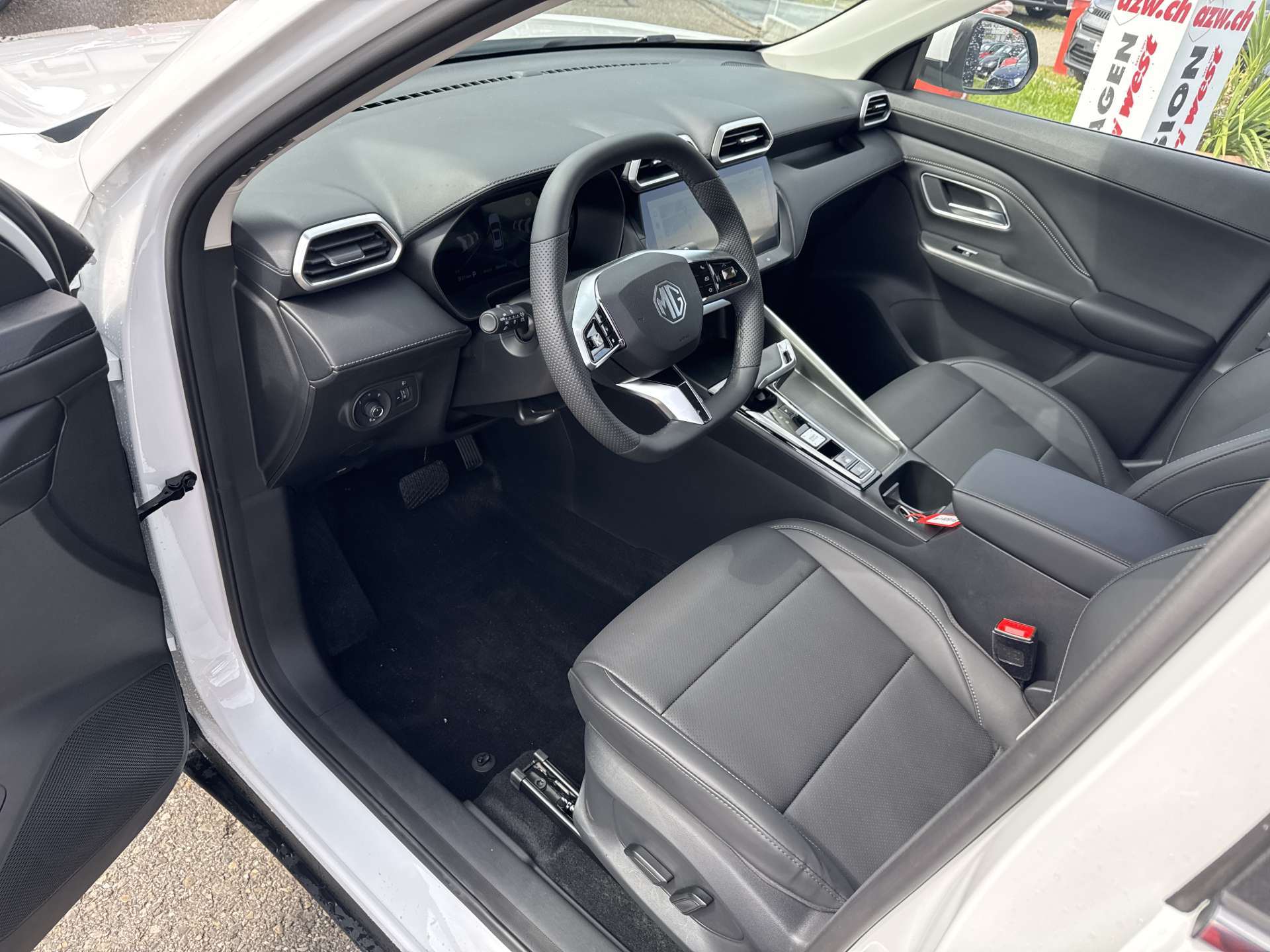 MG ZS 1.5 HEV Luxury Automat-image-5
