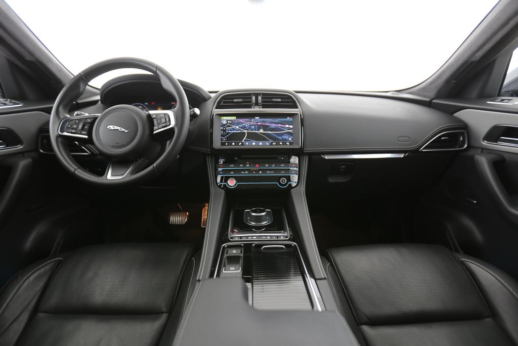 JAGUAR F-Pace 2.0 T 250 CF Swiss Edition AWD-image-4