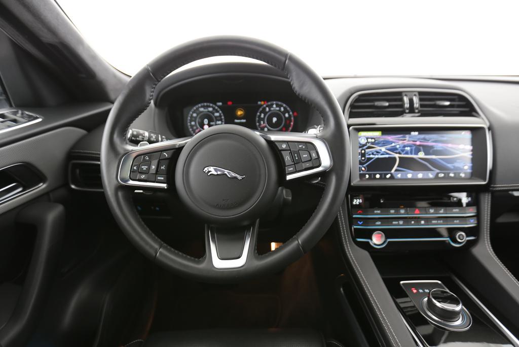 JAGUAR F-Pace 2.0 T 250 CF Swiss Edition AWD-image-5