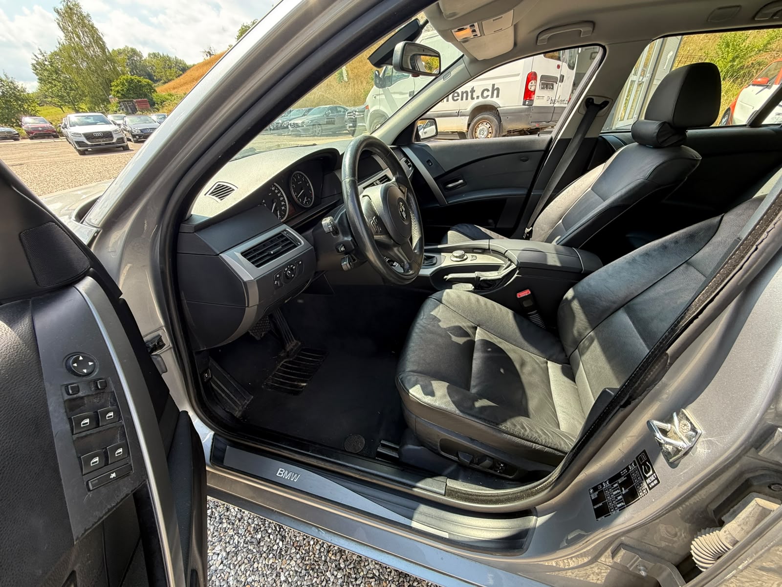 BMW 525xi Touring-image-12