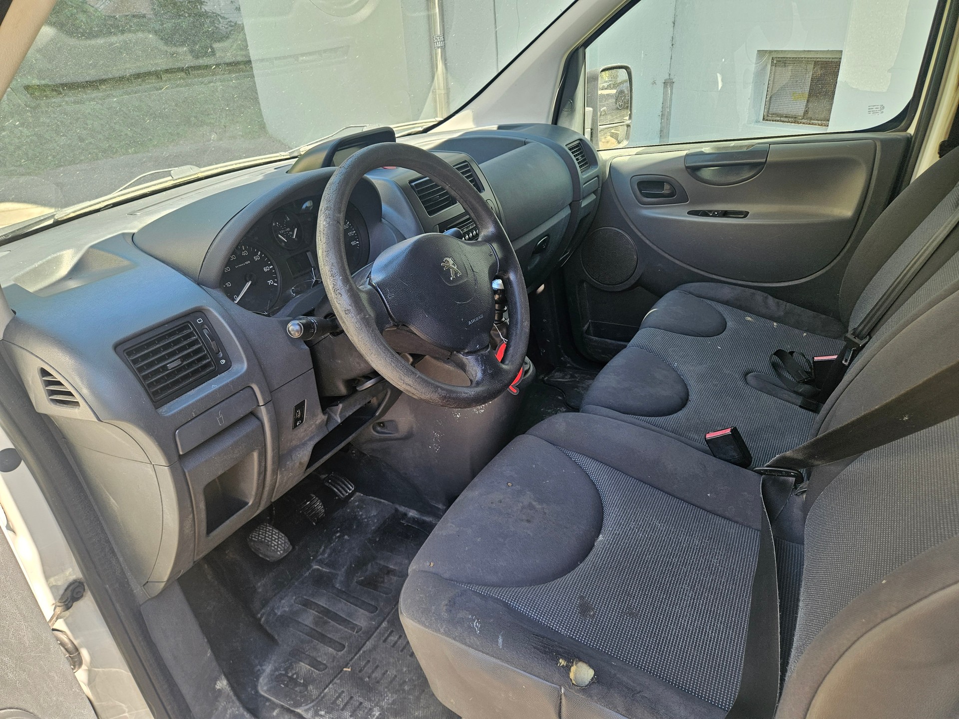 PEUGEOT Expert 2.0 HDi 229 L2H1-image-8