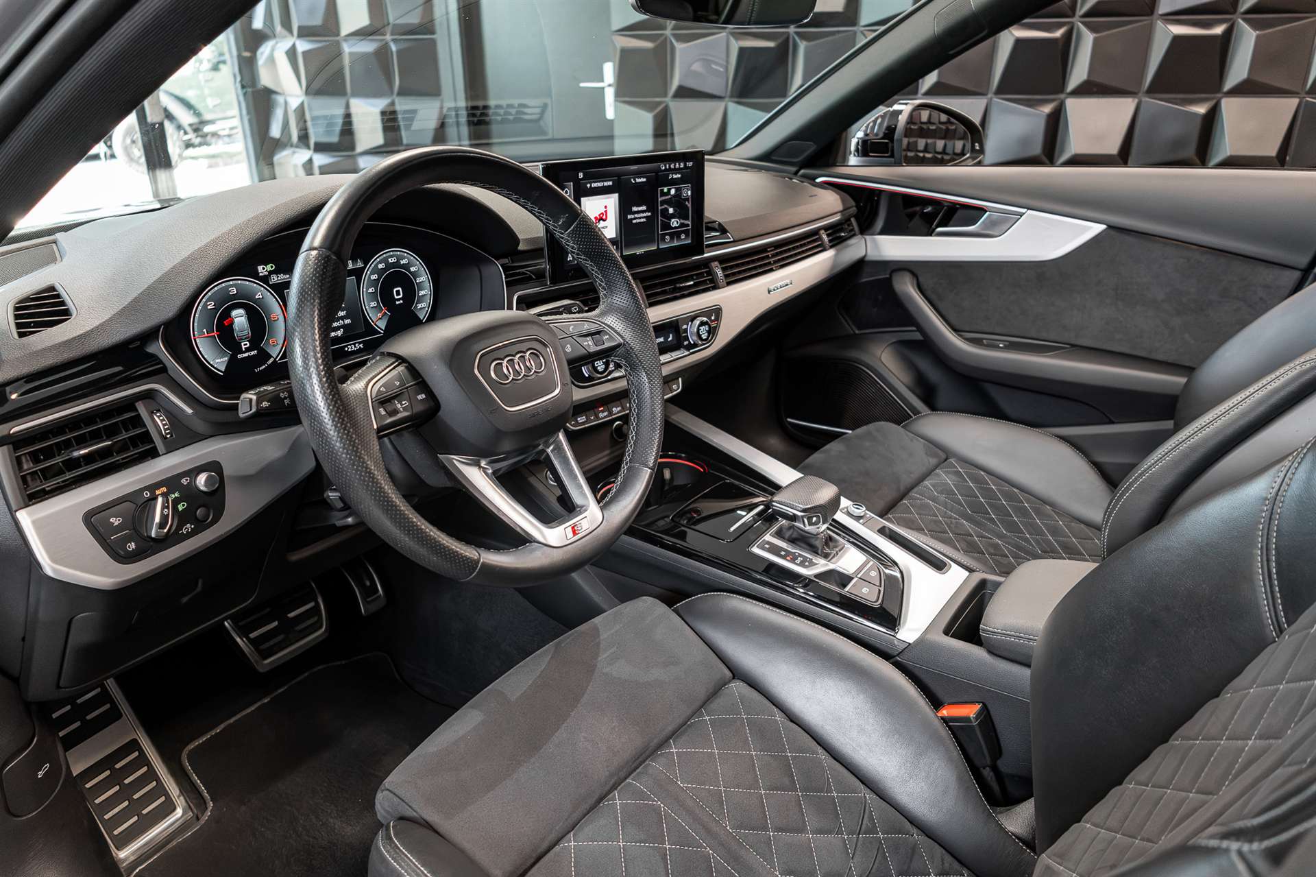 AUDI A4 Avant 40 TDI S line Attraction quattro S-tronic-image-13