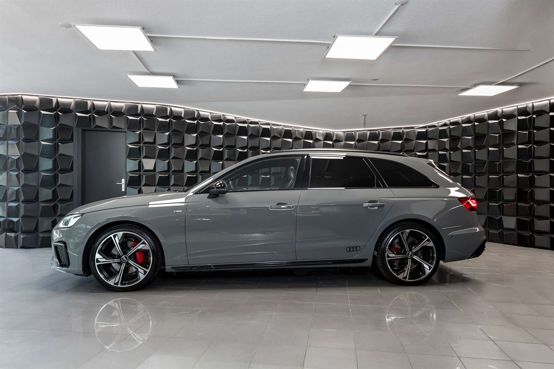 AUDI A4 Avant 40 TDI S line Attraction quattro S-tronic-image-1