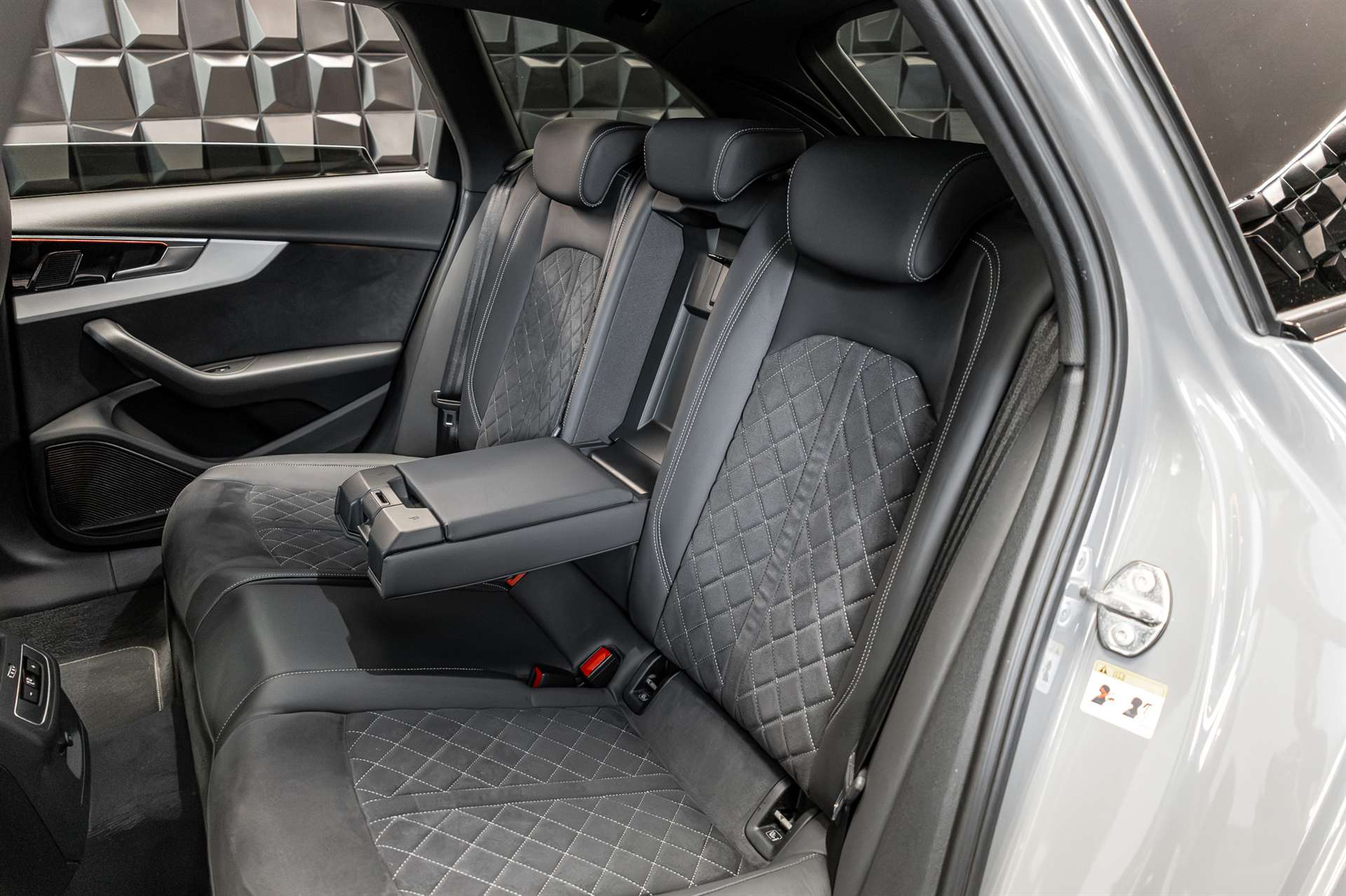 AUDI A4 Avant 40 TDI S line Attraction quattro S-tronic-image-25