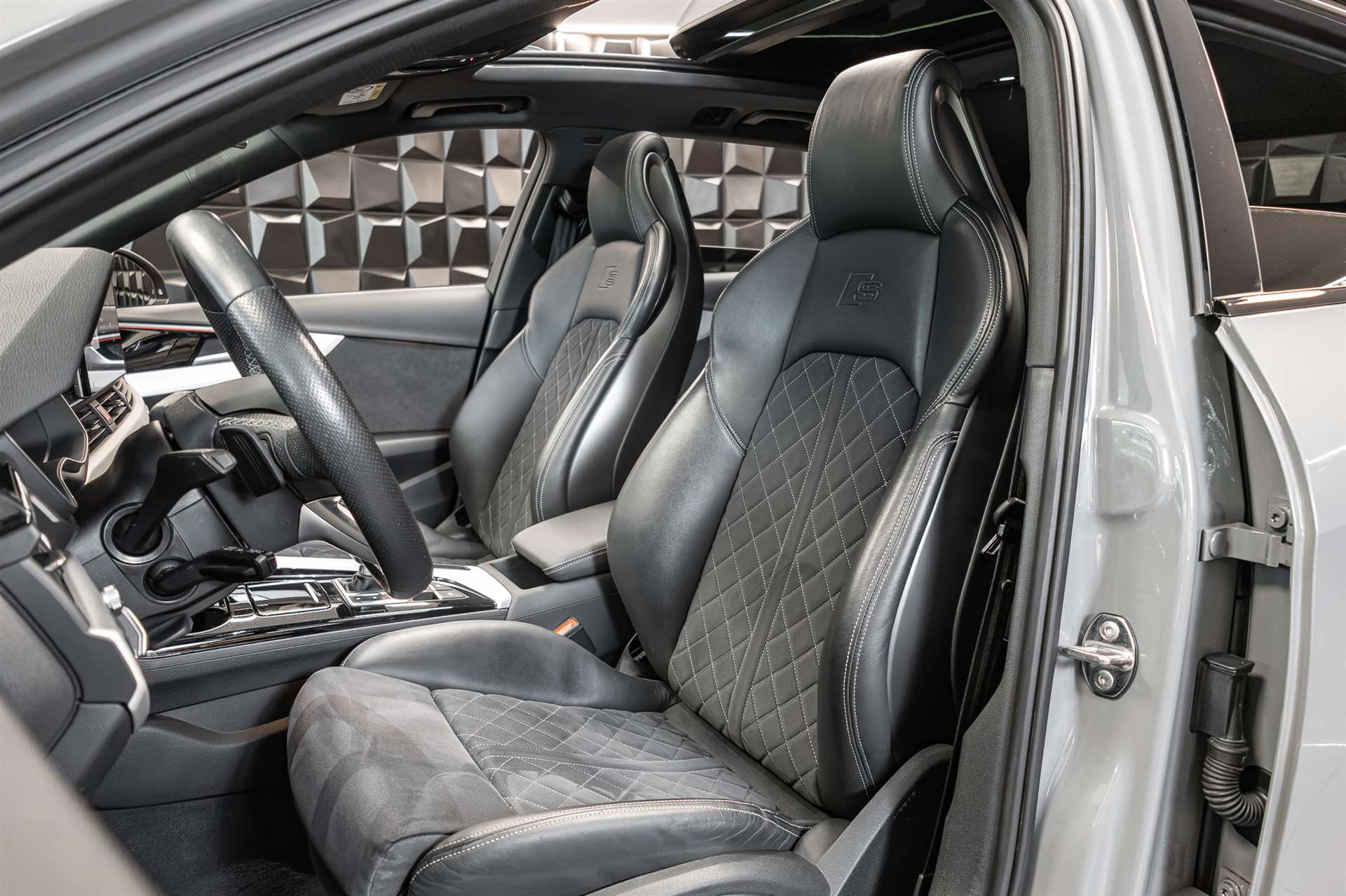 AUDI A4 Avant 40 TDI S line Attraction quattro S-tronic-image-14