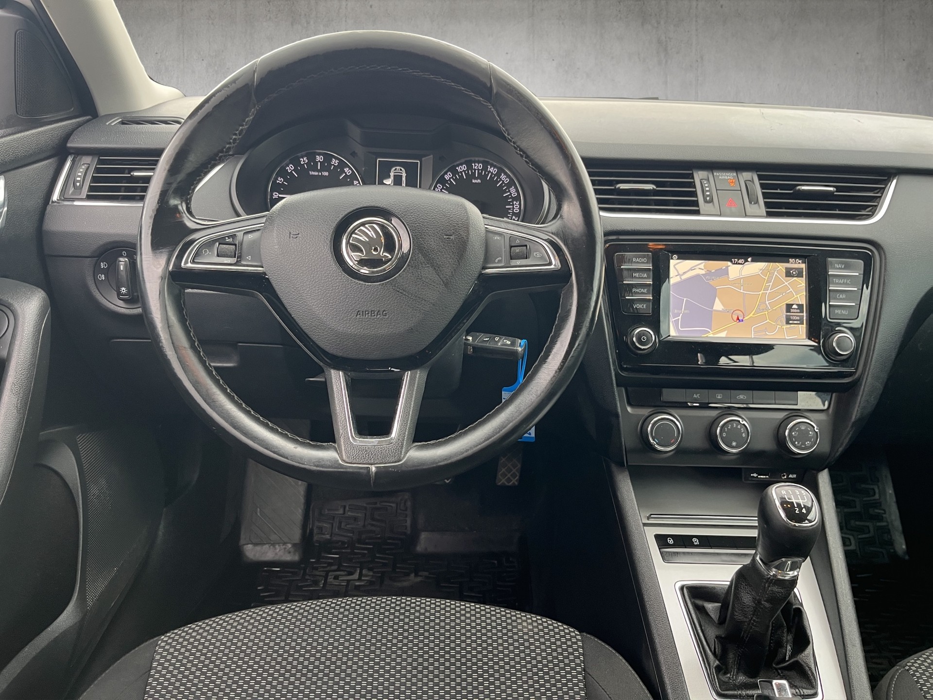 SKODA Octavia Combi 1.6 TDI Ambition-image-14