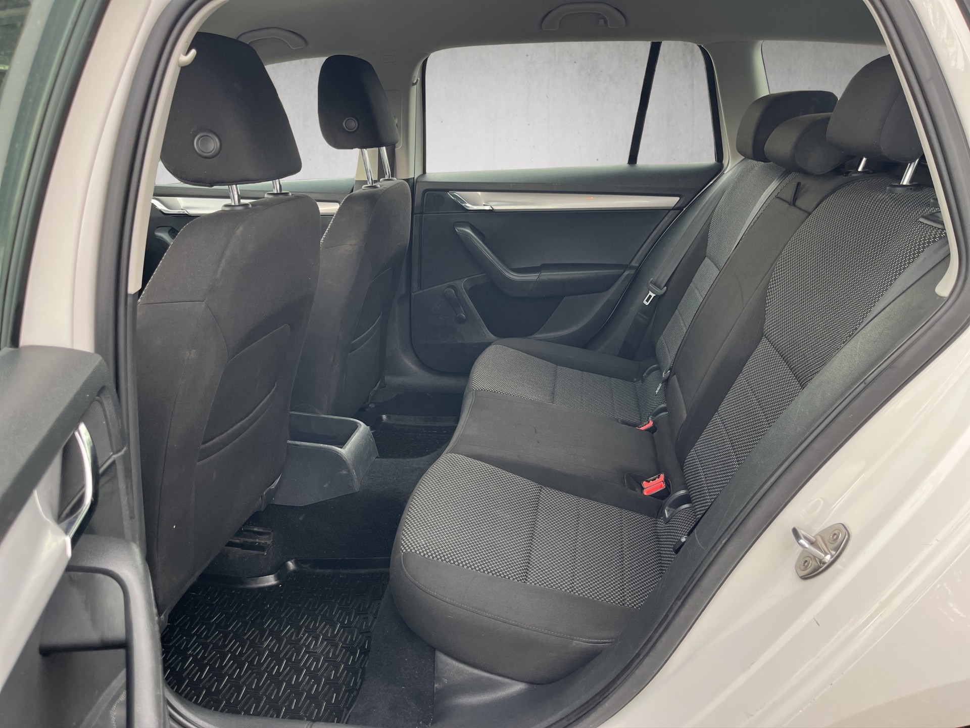 SKODA Octavia Combi 1.6 TDI Ambition-image-11