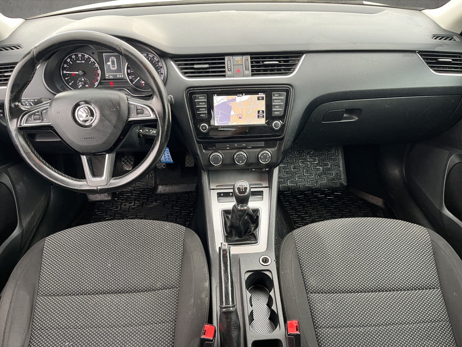 SKODA Octavia Combi 1.6 TDI Ambition-image-8