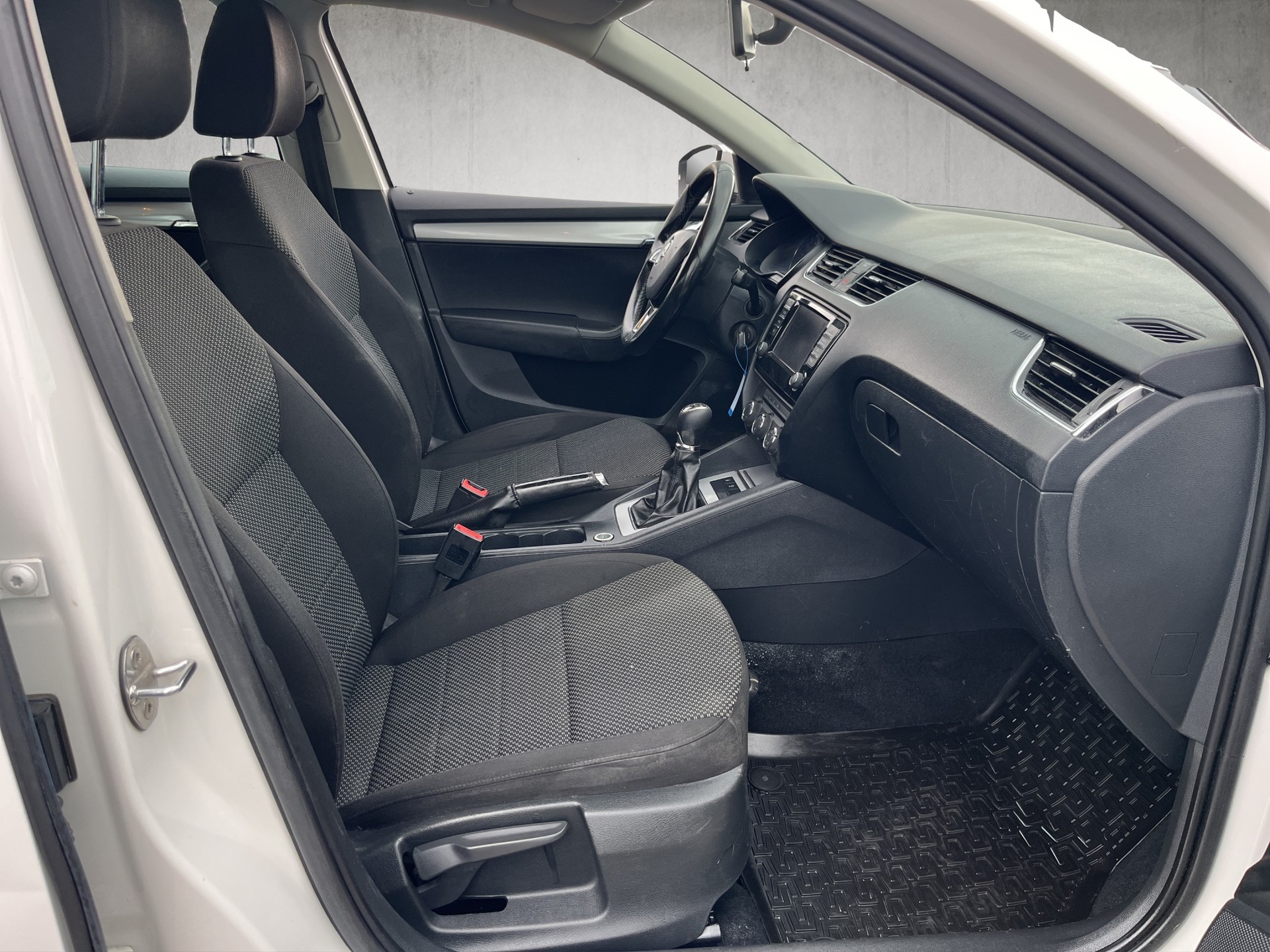 SKODA Octavia Combi 1.6 TDI Ambition-image-10